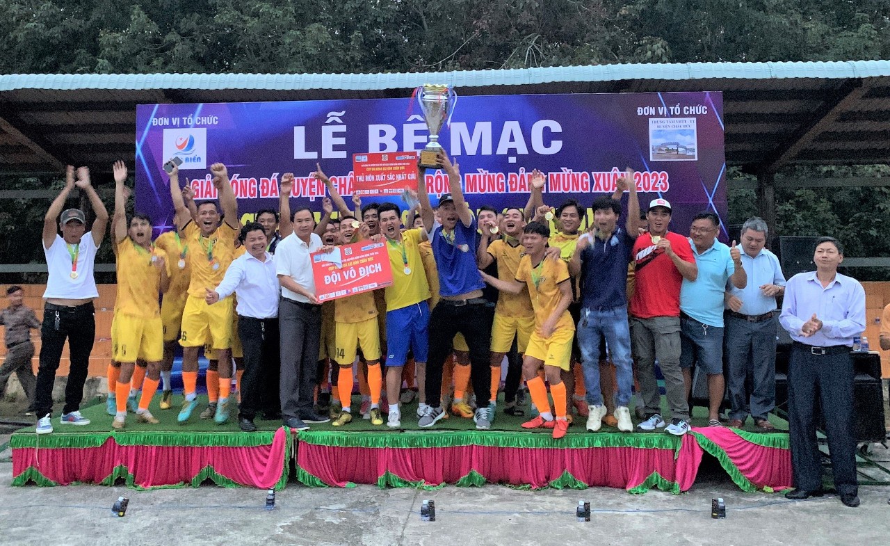 Ông Nguyễn Tấn Bản, Chủ tịch UBND huyện Châu Đức trao cúp vô địch cho đội xã Quảng Thành.