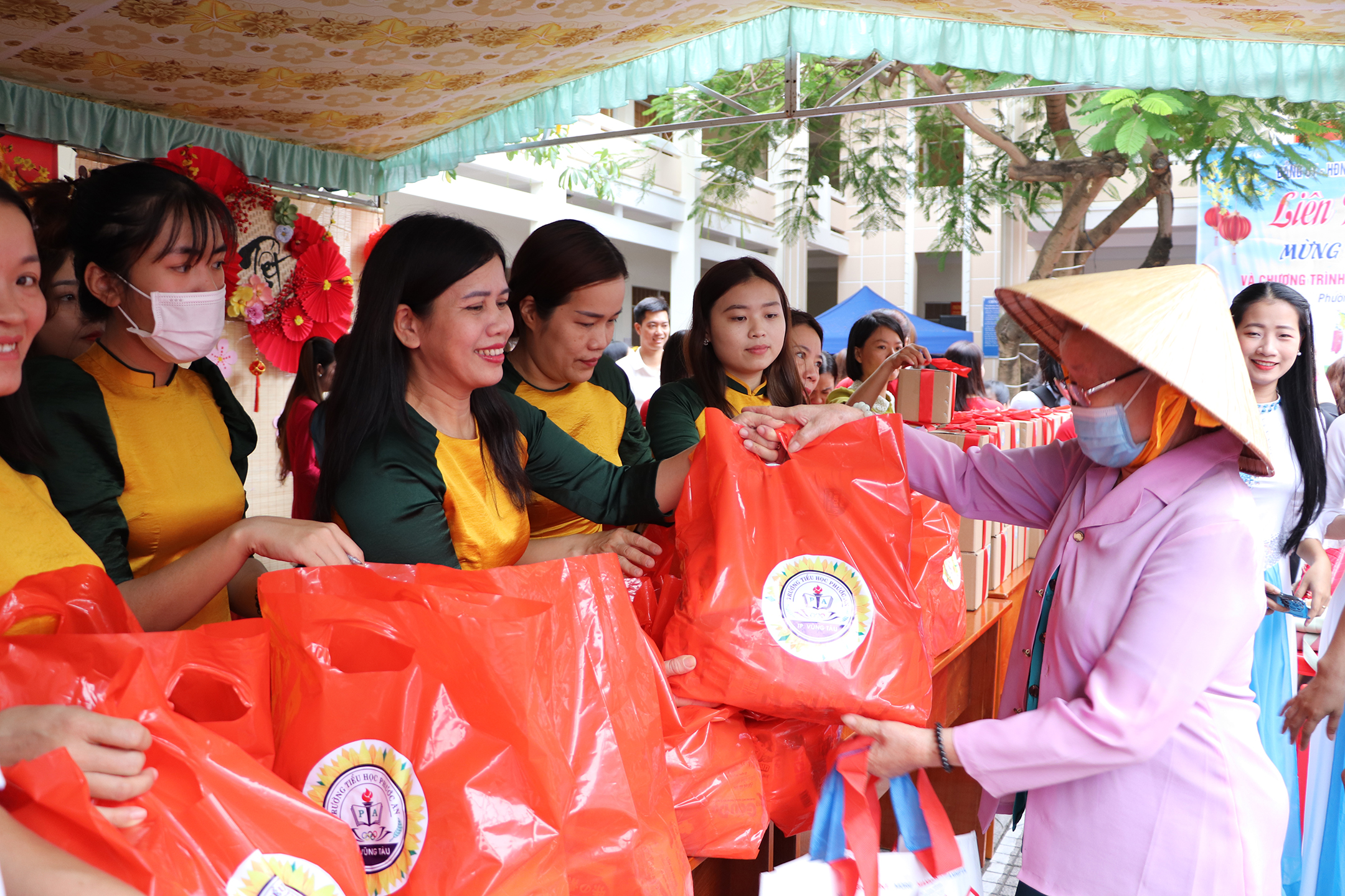 Người dân đi 