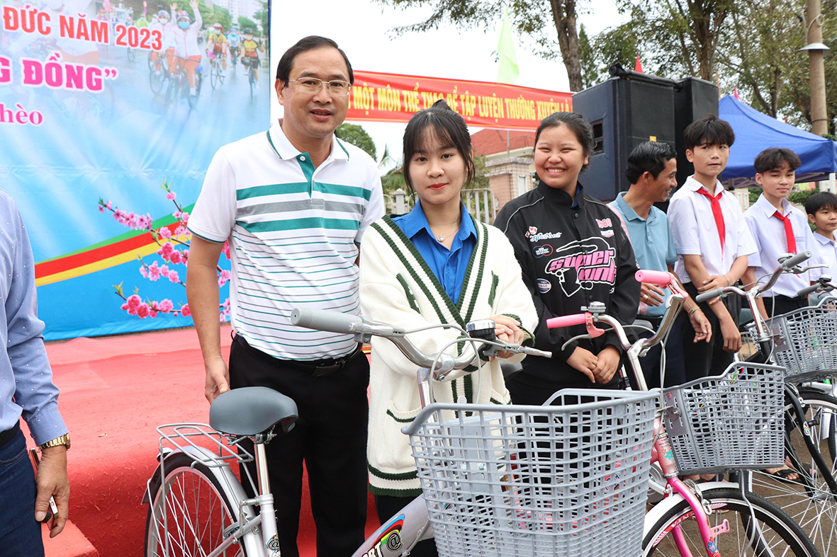 Ông Nguyễn Tấn Bản, Chủ tịch UBND huyện Châu Đức tặng xe đạp cho HS có hoàn cảnh khó khăn trên địa bàn huyệnn.