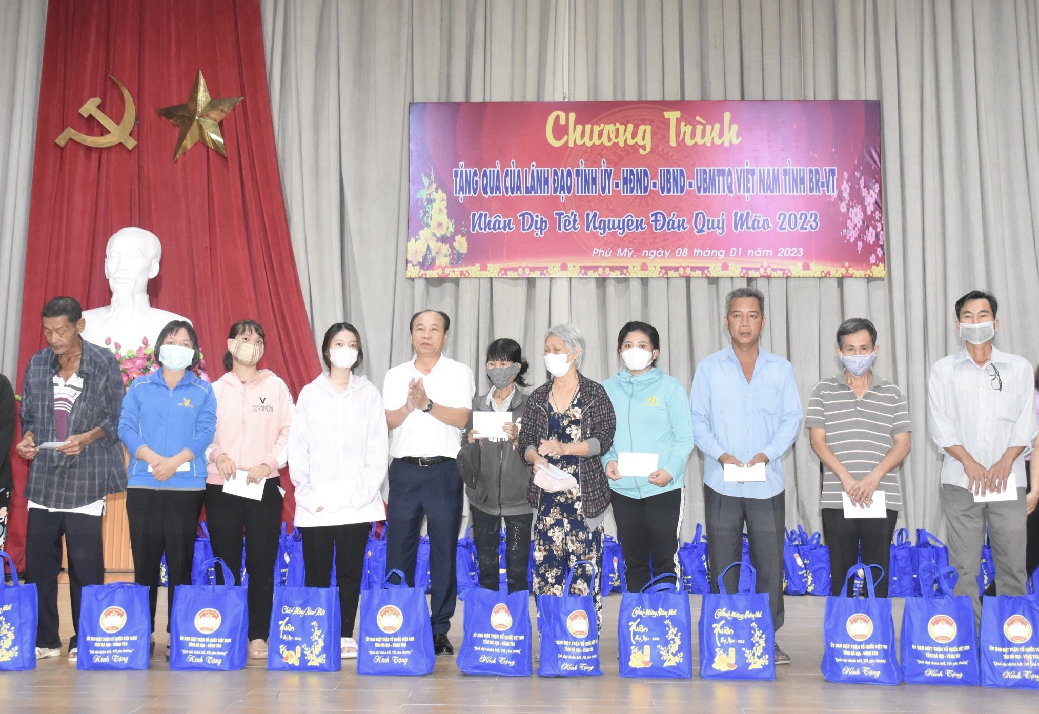 Ông Trần Văn Việt trao quà Tết cho hộ nghèo, hộ có hoàn cảnh khó khăn trên địa bàn TX. Phú Mỹ