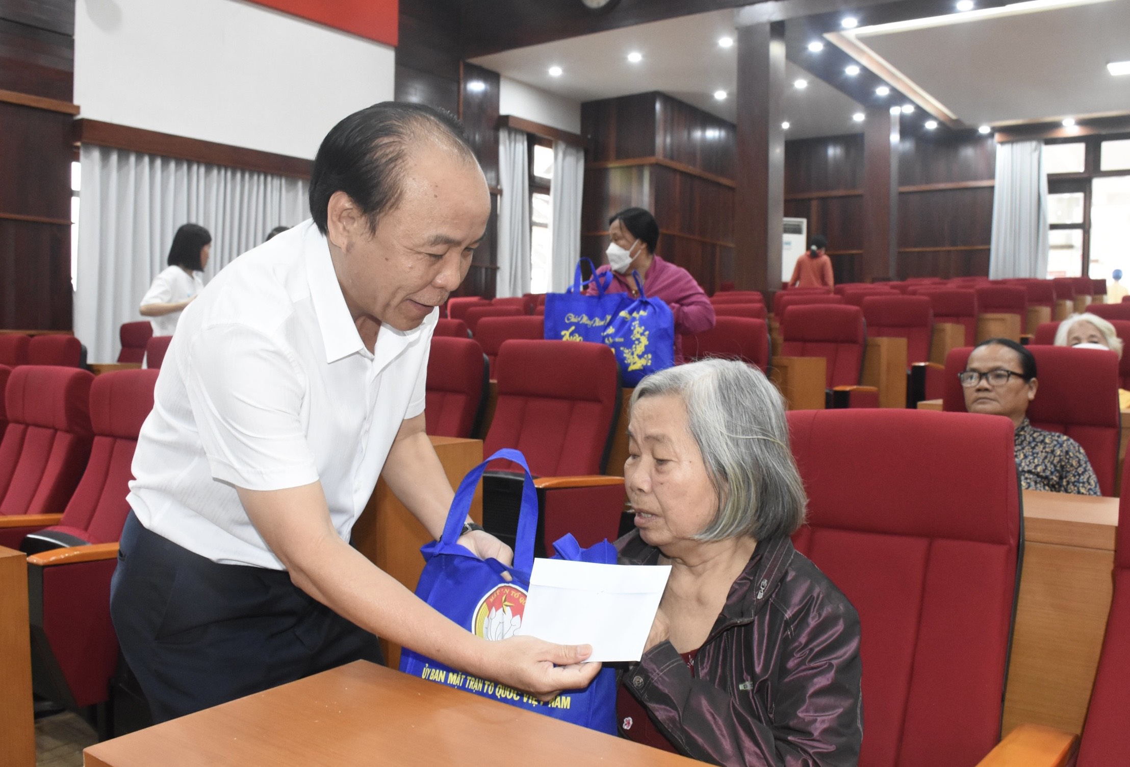 Ông Trần Văn Việt xuống tận nơi thăm hỏi, động viên và tặng quà cho những người nghèo được nhận quà nhưng  khó khăn trong việc đi lại