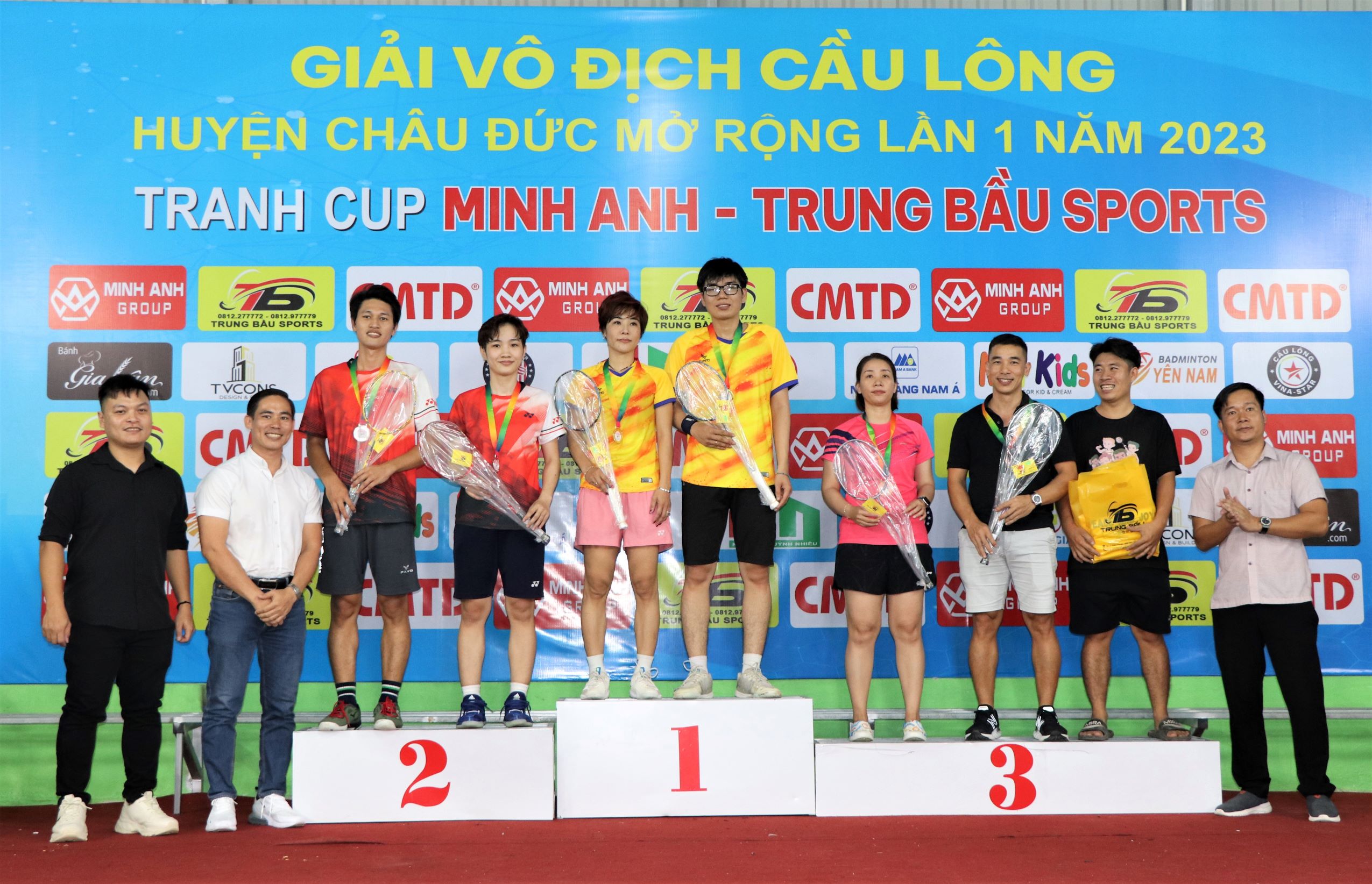 Ban tổ chức trao giải cho các cặp đôi xuất sắc.
