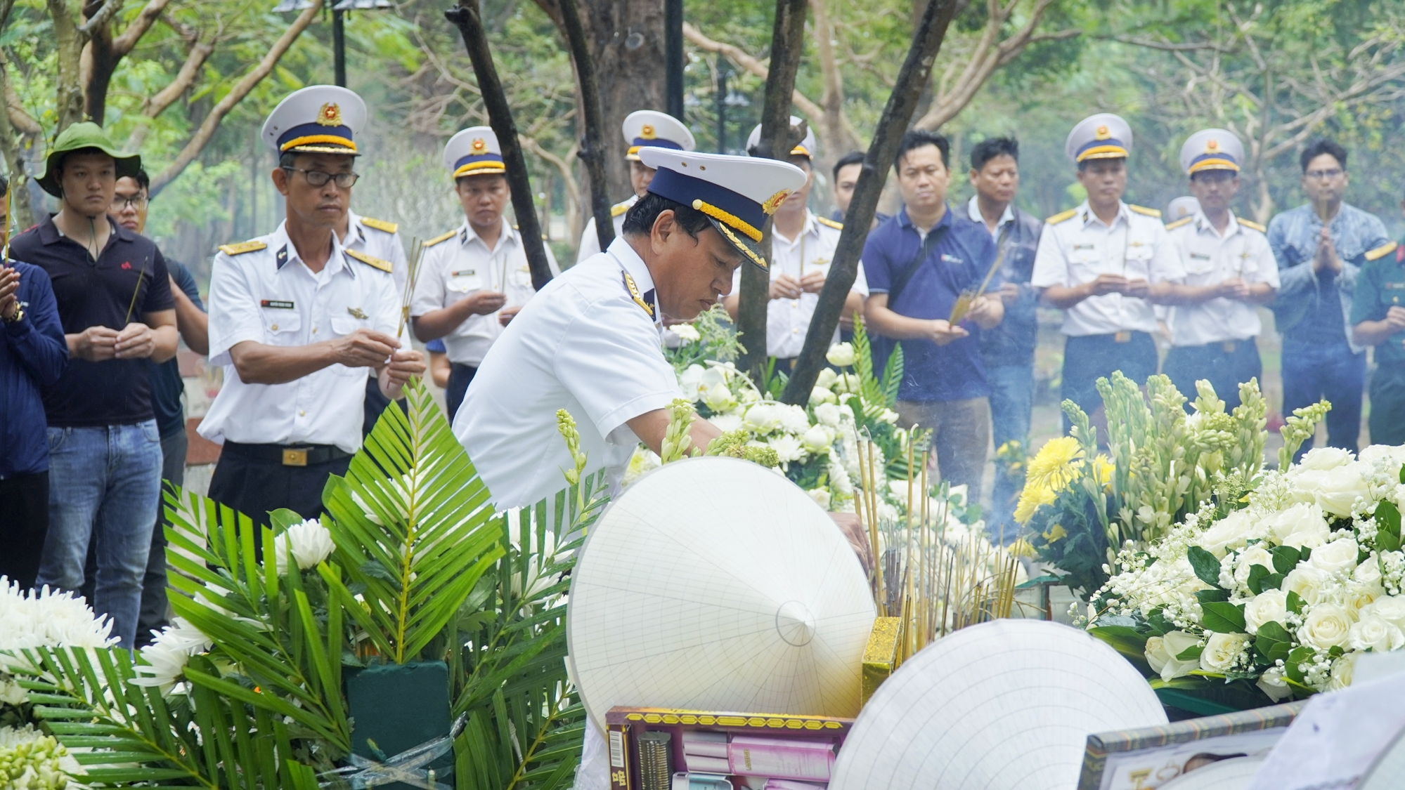 Đại tá Nguyễn Việt Anh, Phó Tham mưu trưởng Vùng 2 Hải quân dâng hương tại phần mộ nữ Anh hùng Liệt sĩ Võ Thị Sáu.