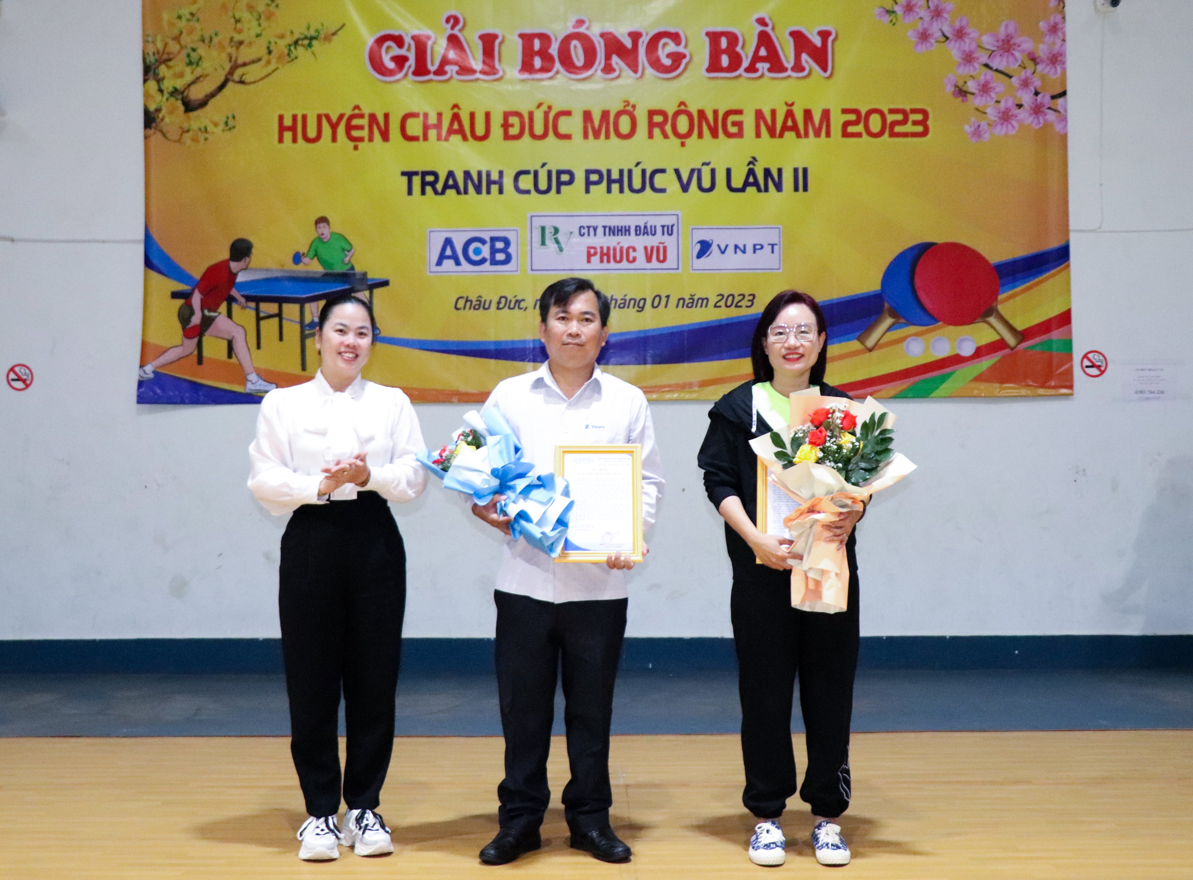 Bà Nguyễn Thị Thiên Mai, Giám đốc Trung tâm VH-TT-TT huyện Châu Đức tặng hoa cảm ơn nhà tài trợ.