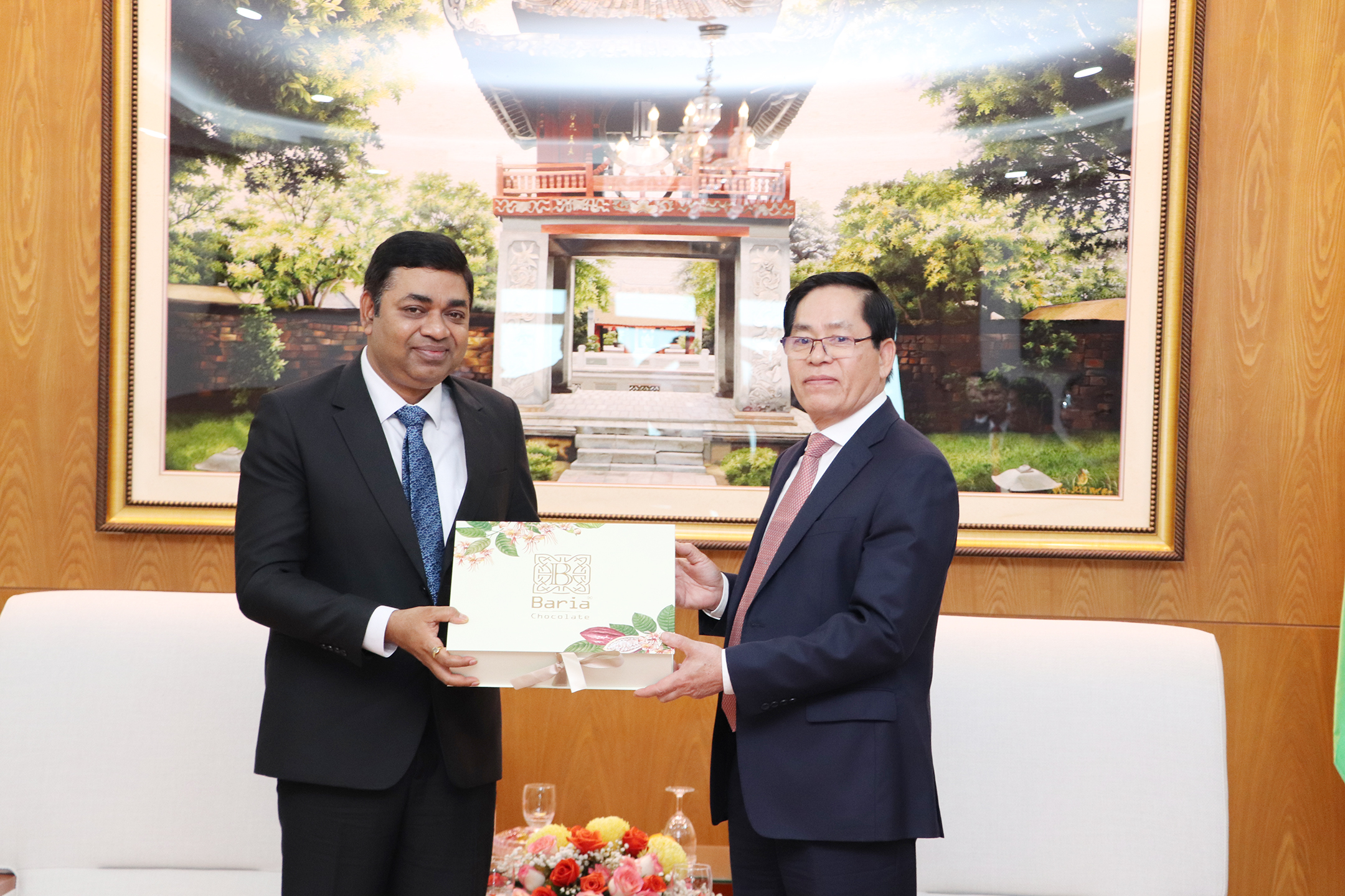 Bí thư Tỉnh ủy Phạm Viết Thanh tặng quà lưu niệm tới Tổng Lãnh sự Ấn Độ Madan Mohan Sethi tại buổi tiếp
