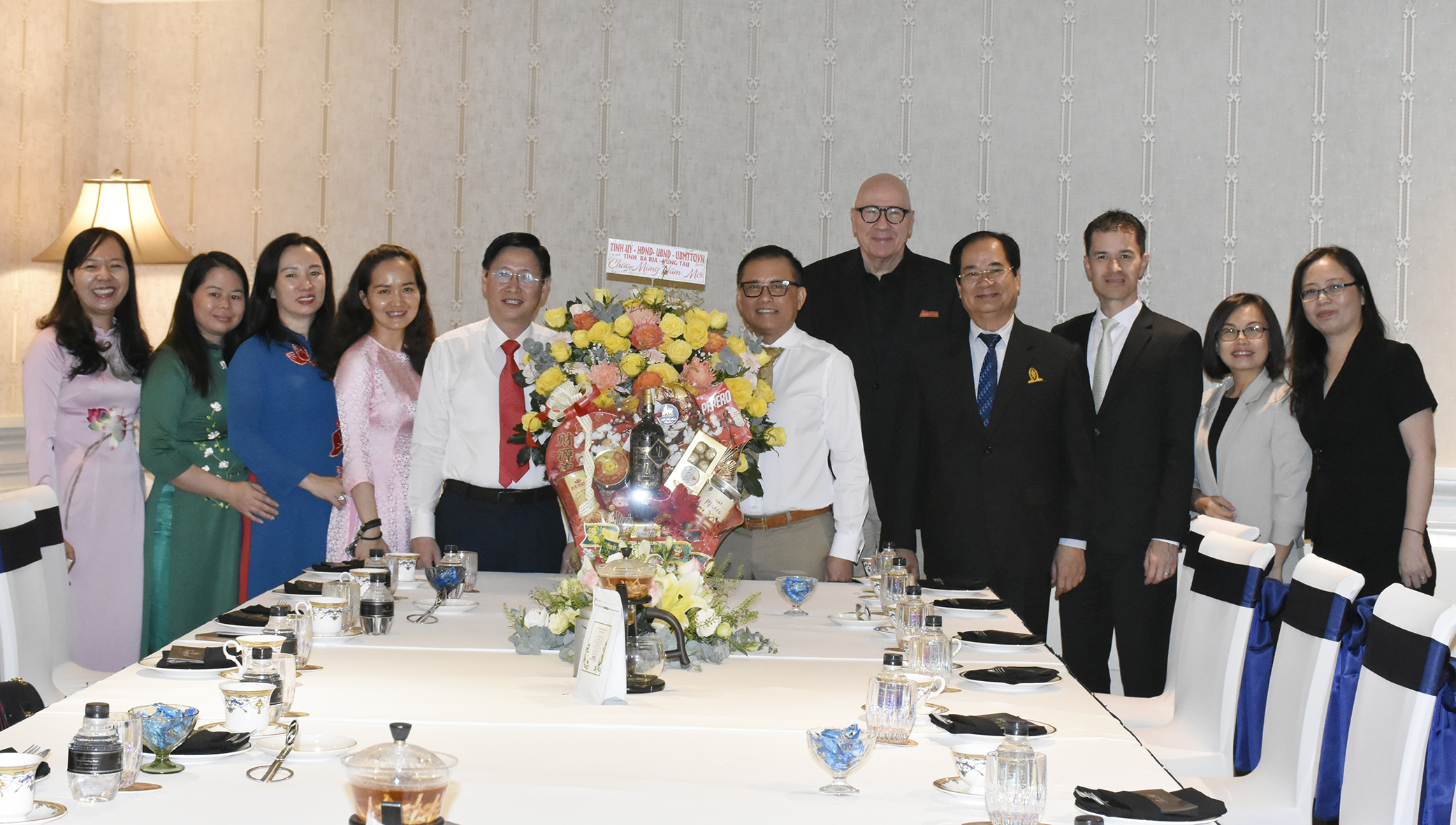 Ông Lê Ngọc Khánh, Phó Chủ tịch UBND tỉnh tặng lãng hoa và quà Tết của Tỉnh ủy, HĐND, UBND, UBMTTQ Việt Nam tỉnh cho Công ty CP Lạc Việt 