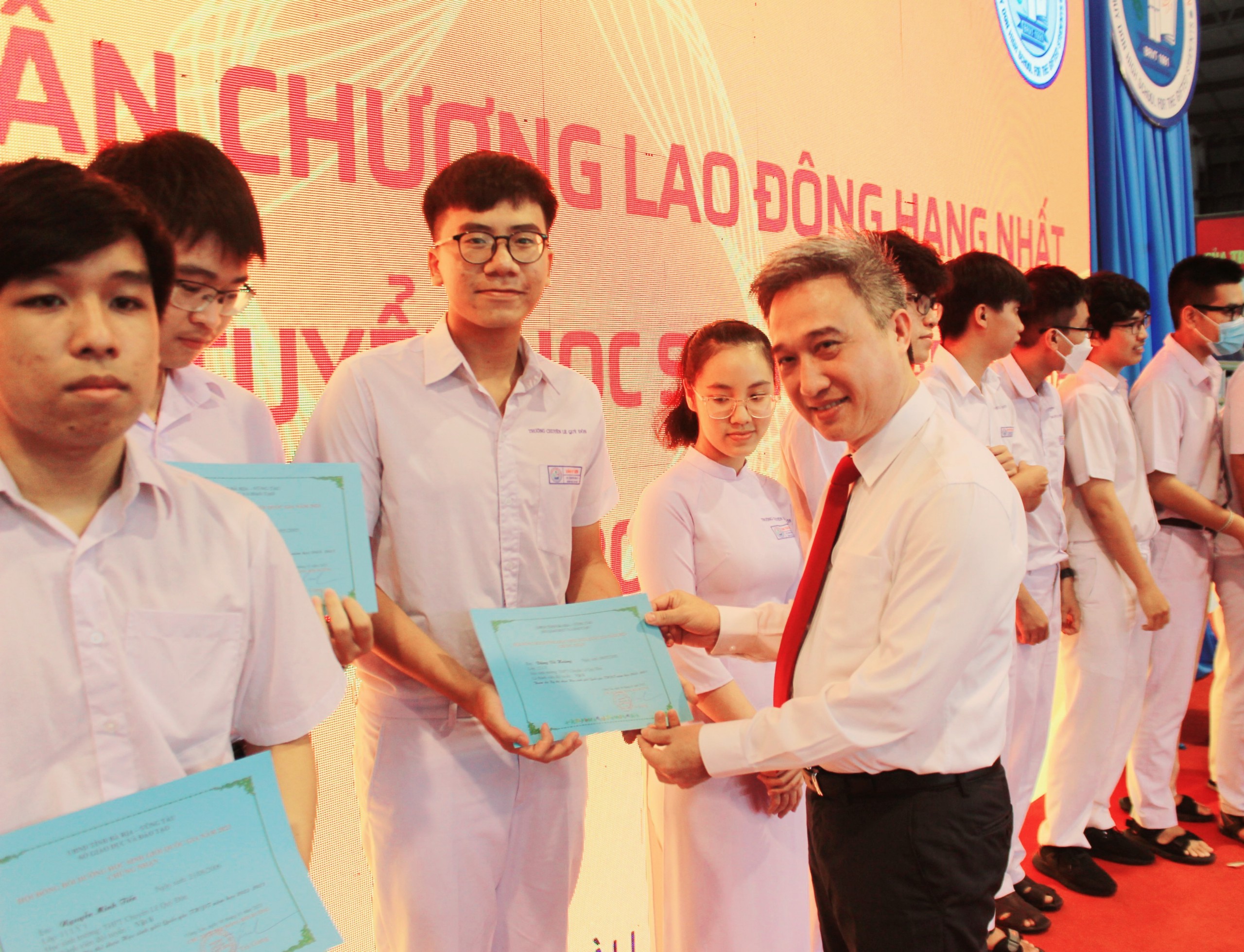 Ông Đặng Minh Thông, Phó Chủ tịch UBND tỉnh trao Giấy chứng nhận tham dự kỳ thi HS giỏi quốc gia cho thành viên các đội tuyển.