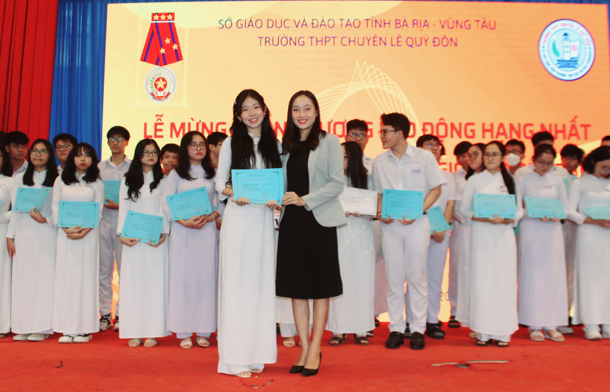 Các nhà tài trợ trao quà cho thành viên các đội tuyển HS giỏi quốc gia.