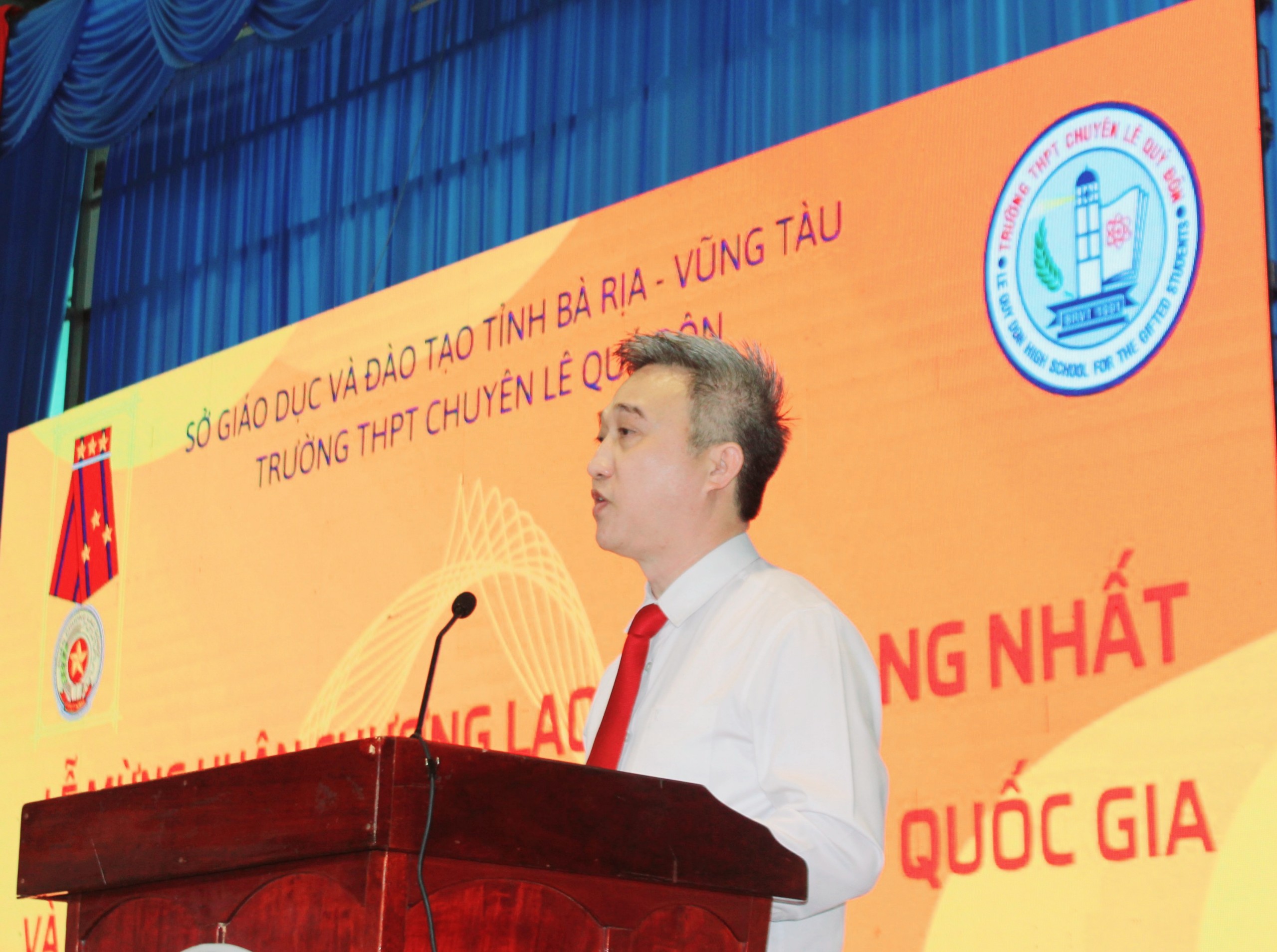 Phó Chủ tịch UBND tỉnh Đặng Minh Thông phát biểu tại buổi lễ.