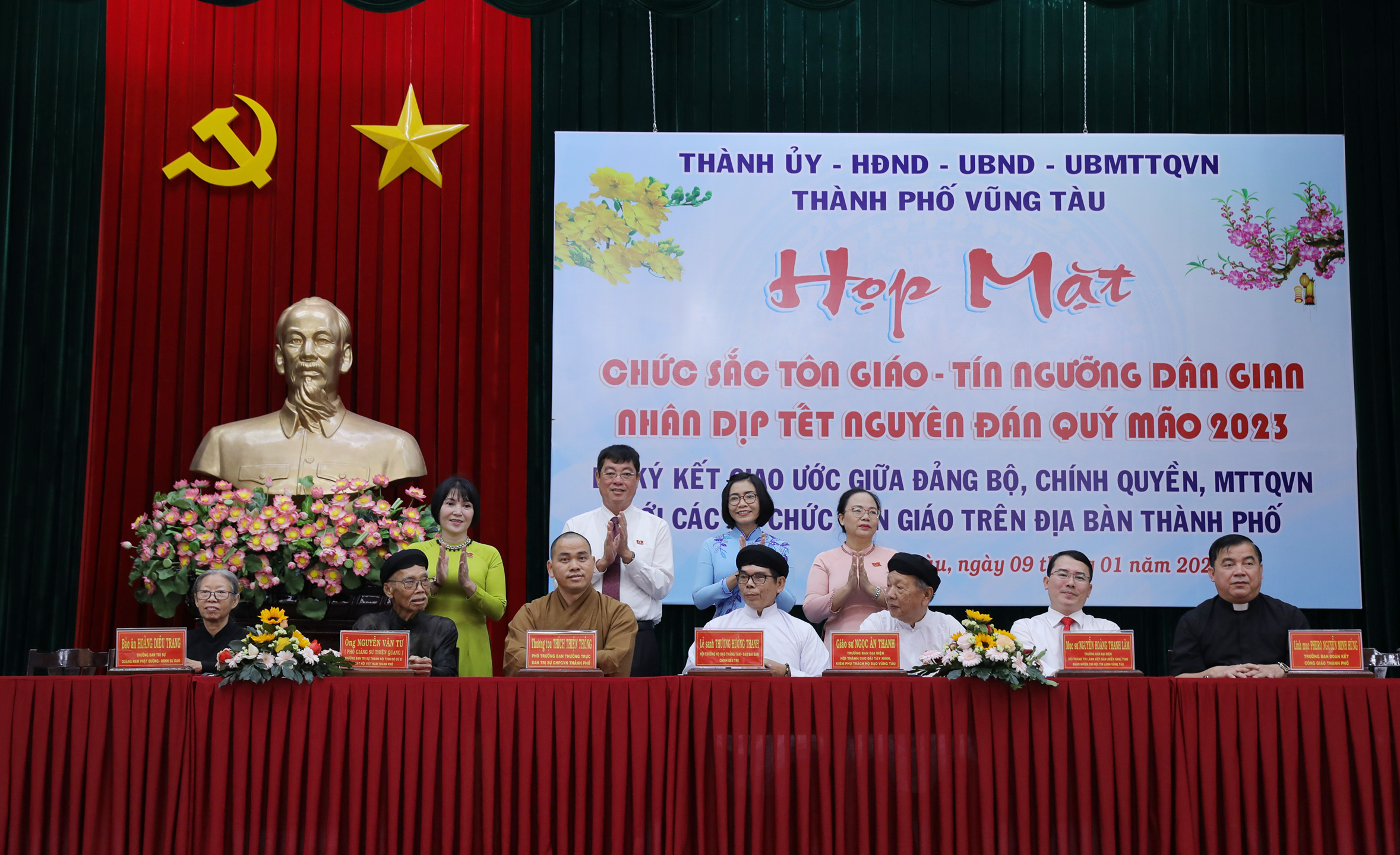 Lãnh đạo thành phố chứng kiến ký kết phong trào thi đua yêu nước 