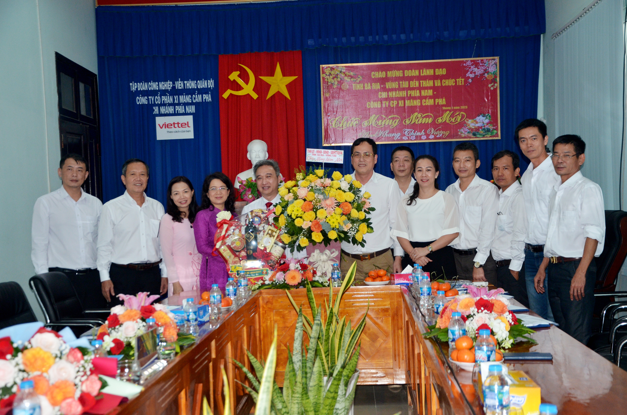 Ông Đặng Minh Thông, Ủy viên Ban Thường vụ Tỉnh ủy, Phó Chủ tịch UBND tỉnh tặng quà Chi nhánh phía Nam - Công ty CP xi măng Cẩm Phả.