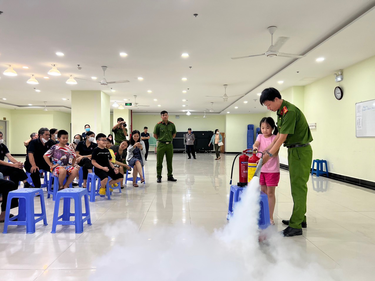 Cán bộ tuyên truyền hướng dẫn sử dụng bình chữa cháy bằng khí tại Chung cư DIC Phoenix.