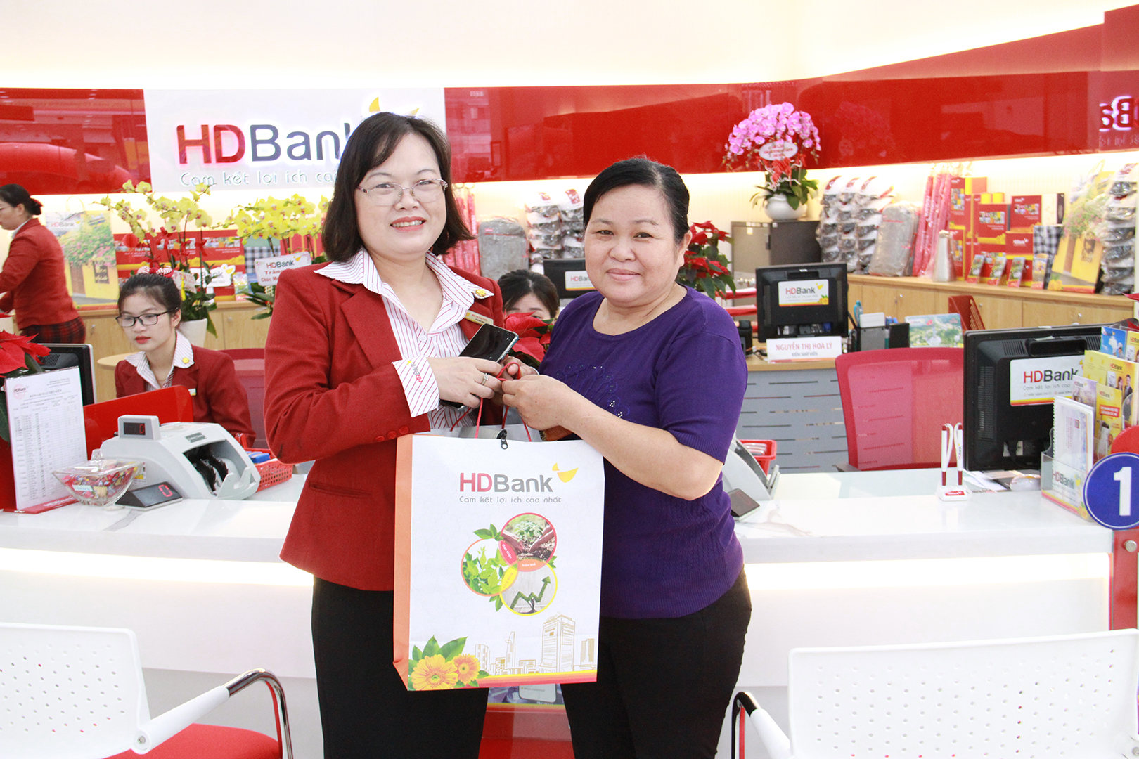 Ngay trong ngày khai trương, HDBank tặng nhiều phần quà cho khách hàng đến giao dịch