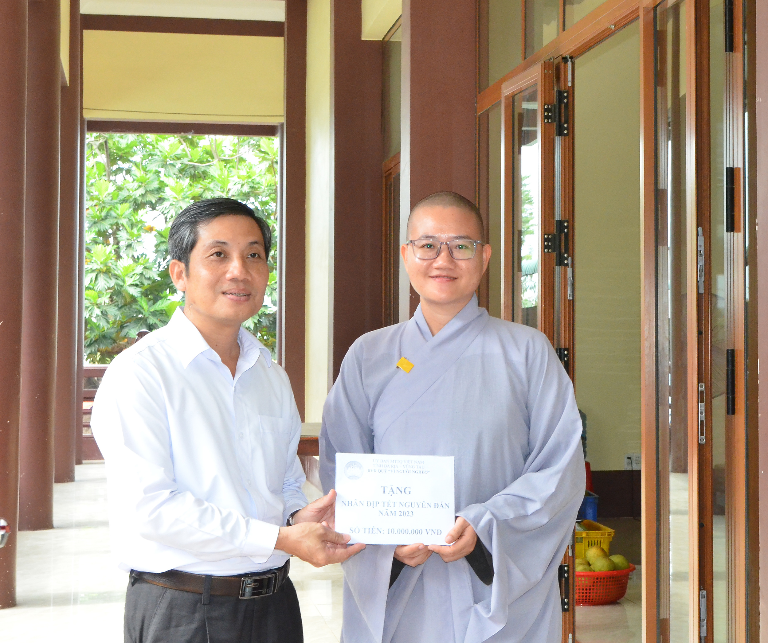 Ông Nguyễn Kế Toại, Phó Chủ tịch UBMTTQ Việt Nam tỉnh tặng quà Tết đến Sư cô Thích Nữ Nhuận Thiện, Giám đốc Trung tâm Nhân đạo Từ Ân (TX.Phú Mỹ).
