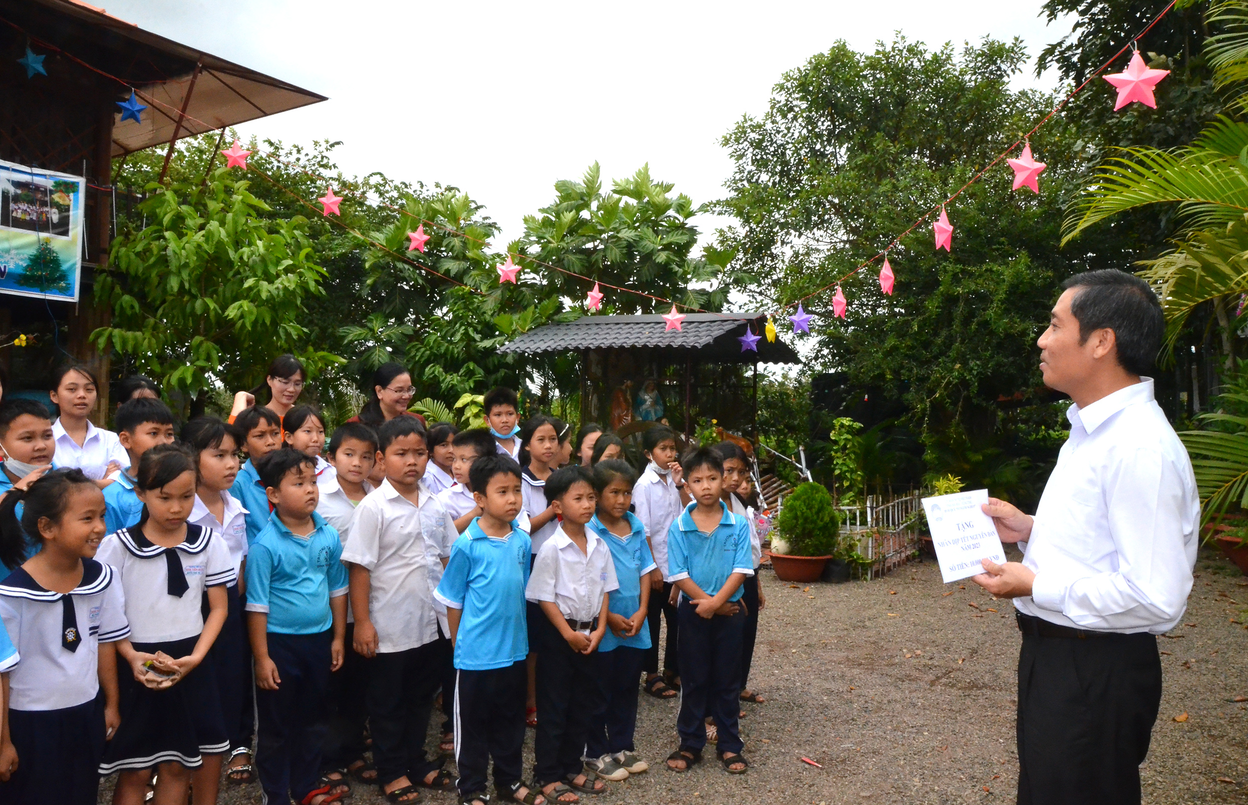 Ông Nguyễn Kế Toại, Phó Chủ tịch UBMTTQ Việt Nam tỉnh chúc Tết các trẻ tại Cơ sở bảo trợ trẻ em mồ côi Hồng Ân (huyện Châu Đức).