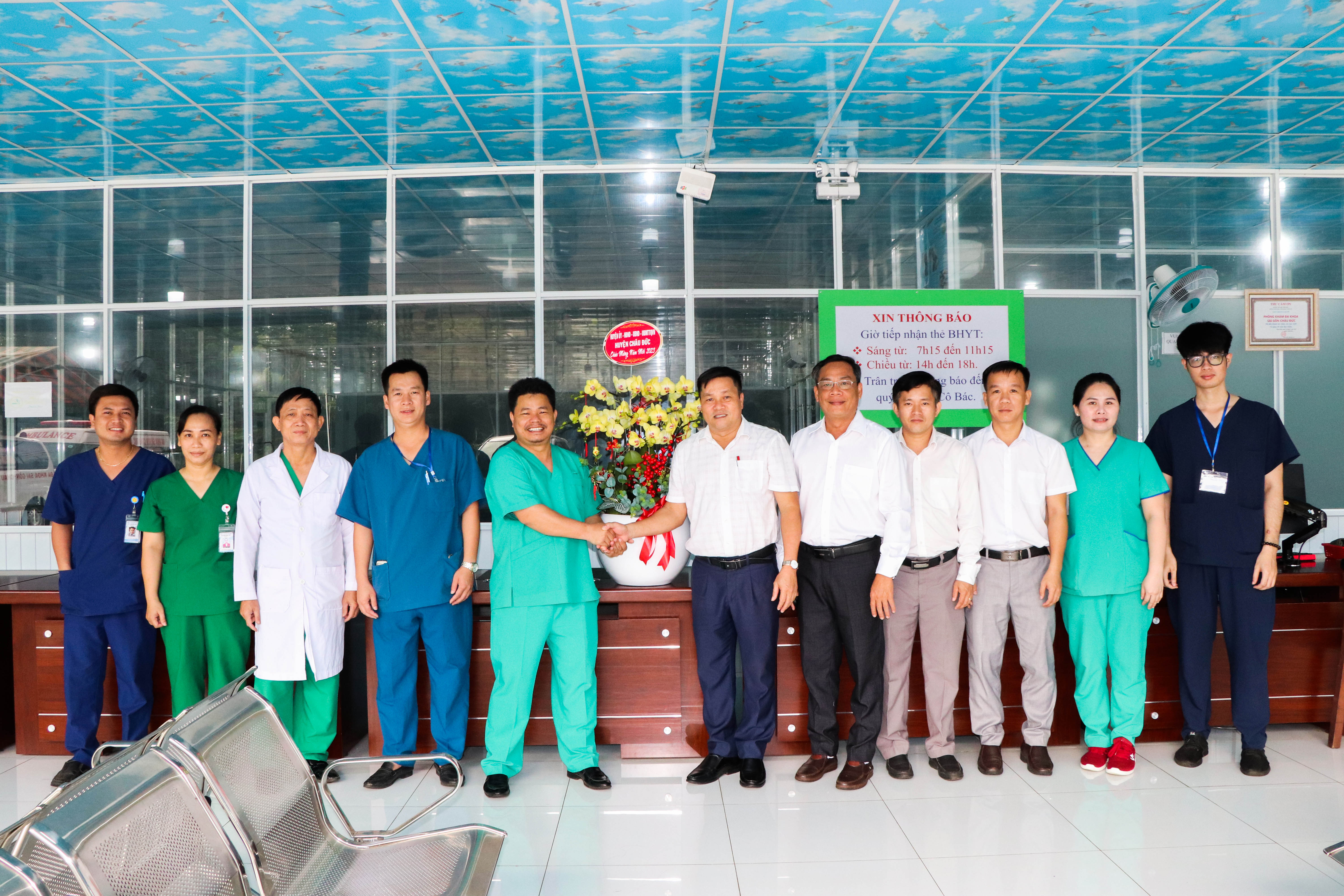 Phó Chủ tịch UBND huyện Phạm Văn Quyền đã đến thăm, tặng hoa và chúc Tết Phòng khám Đa khoa Sai gòn - Châu Đức.