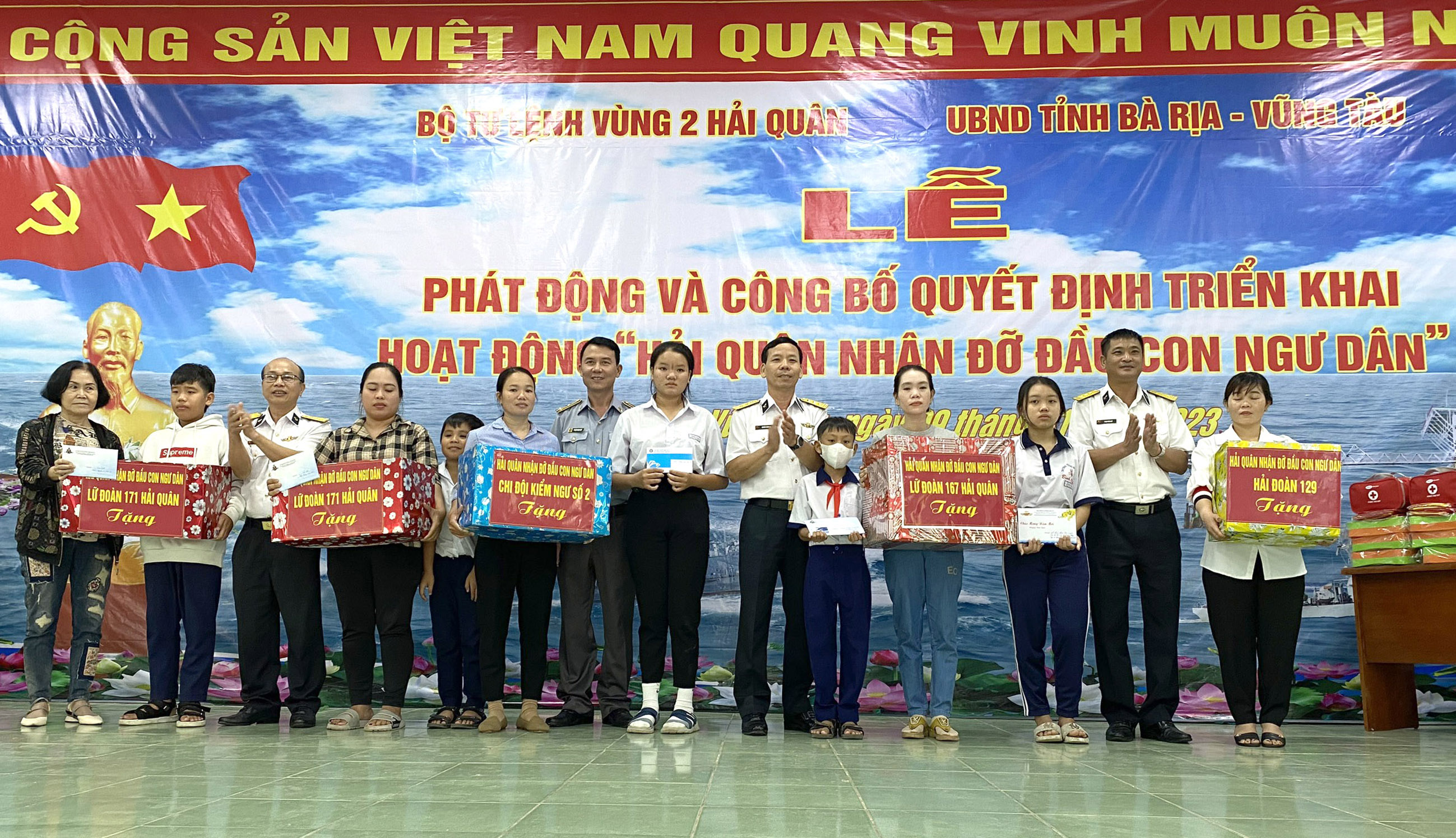 Bộ Tư lệnh Vùng 2 Hải quân và Hải đoàn 129 Hải quân trao quyết định nhận đỡ đầu 5 học sinh theo mô hình “Hải quân Việt Nam nhận đỡ đầu con ngư dân”.