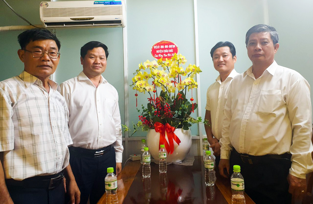 Ông Lê Thanh Liêm, Phó Bí thư Thường trực Huyện ủy thăm, tặng hoa và chúc Tết Công ty TNHH Nông sản Trung Hiếu