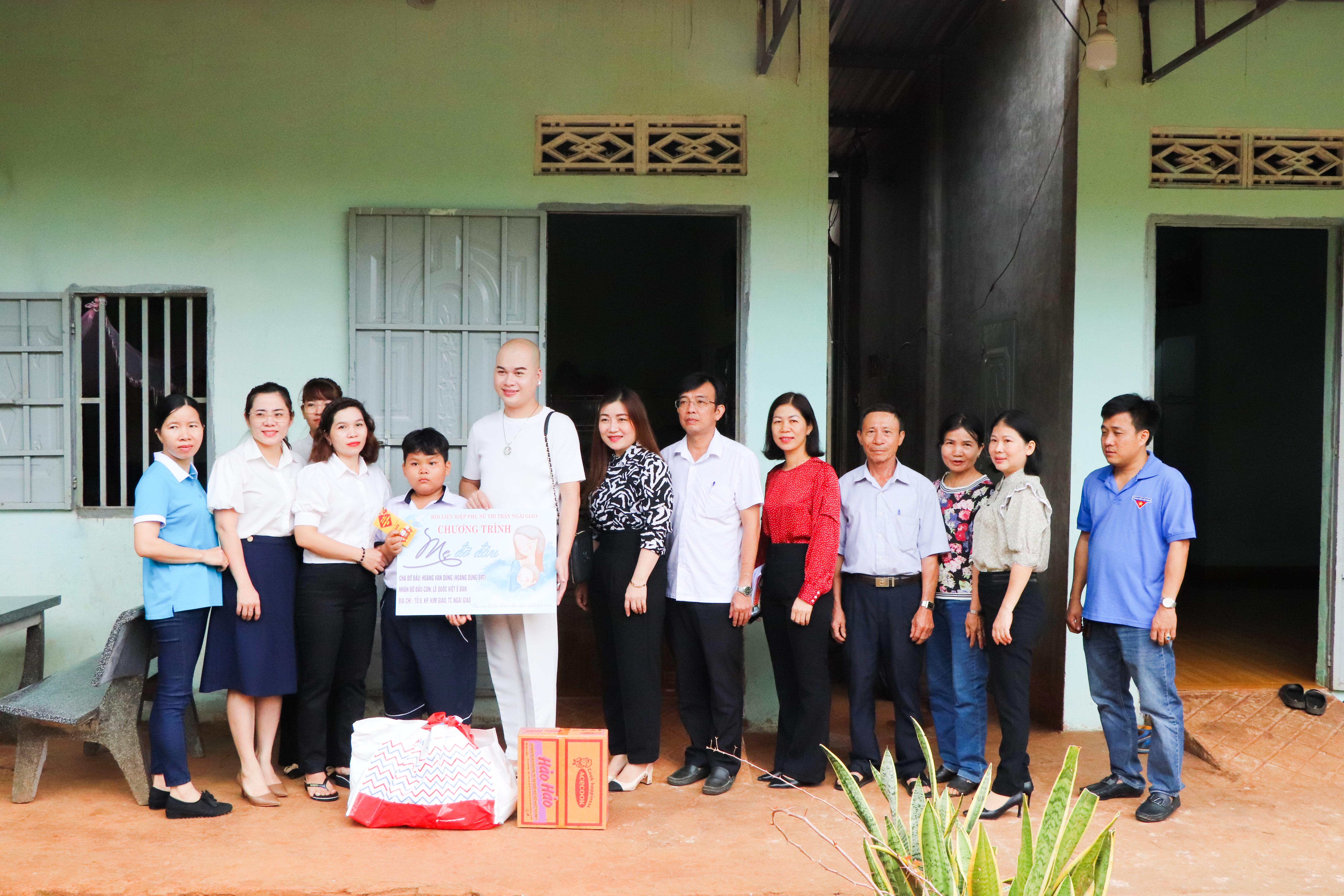 Đại diện lãnh đạo Đảng ủy, UBND TT. Ngãi Giao và mạnh thường quân trao chi phí hỗ trợ và quà Tết cho em Lê Quốc Việt Ê Ban (HS lớp 5), mồ côi cha, hiện đang sống với mẹ, gia đình thuộc hộ nghèo.