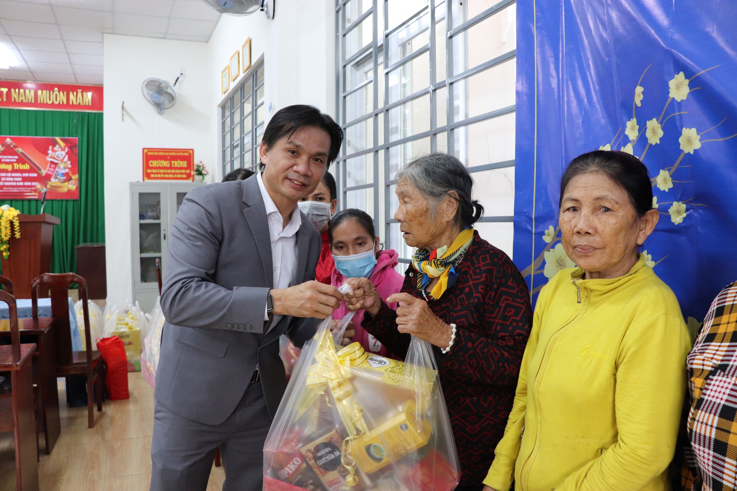 Ông Lê Dũng Cường, Tổng Giám đốc Công ty TNHH Tư vấn – Kinh doanh nhà Đạt Gia trao quà cho người nghèo xã Bình Châu.