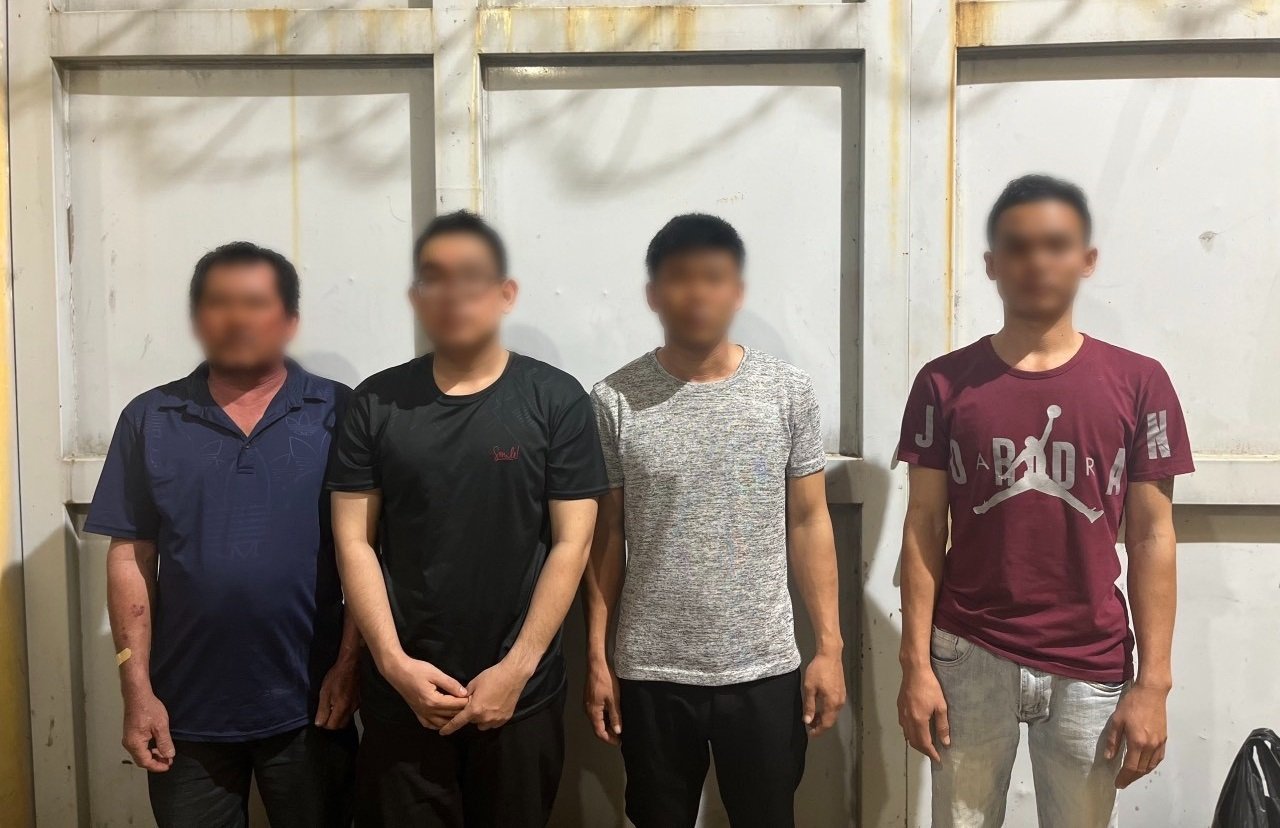 Nhân viên quán Nhi Quỳnh