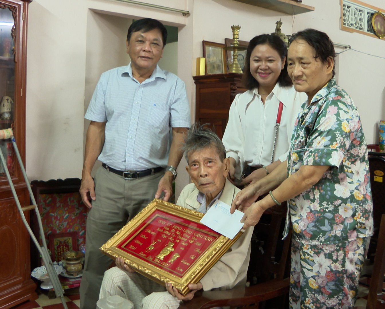 Ông Trần Quang Vinh, Phó Trưởng Ban Dân vận Huyện ủy Long Điền thăm, tặng quà và chúc Tết cụ Dương Út Hết (thị trấn Long Điền, huyện Long Điền)