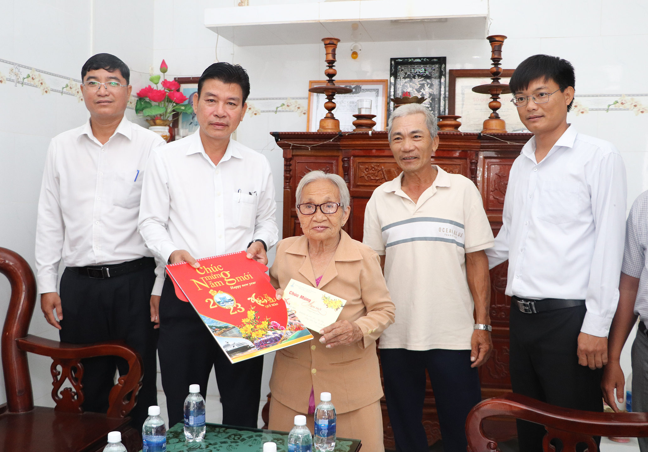 Phó Chủ tịch Ủy ban MTTQ Việt Nam tỉnh Trần Văn Lợi thăm, tặng quà Mẹ VNAH Trần Thị Đay.