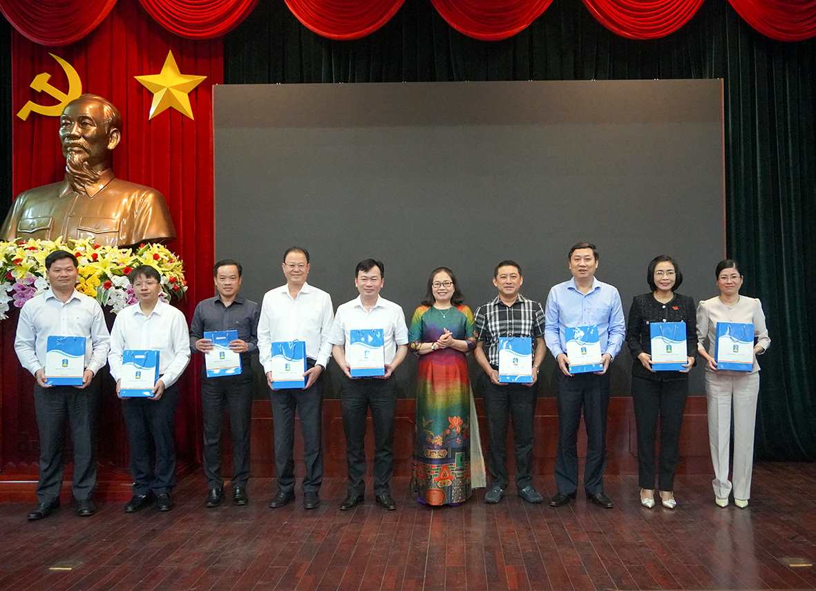 Bà Nguyễn Thị Yến, Phó Bí thư Thường trực Tỉnh ủy, Trưởng Đoàn ĐBQH tỉnh tặng quà chúc Tết các cơ quan, đơn vị.
