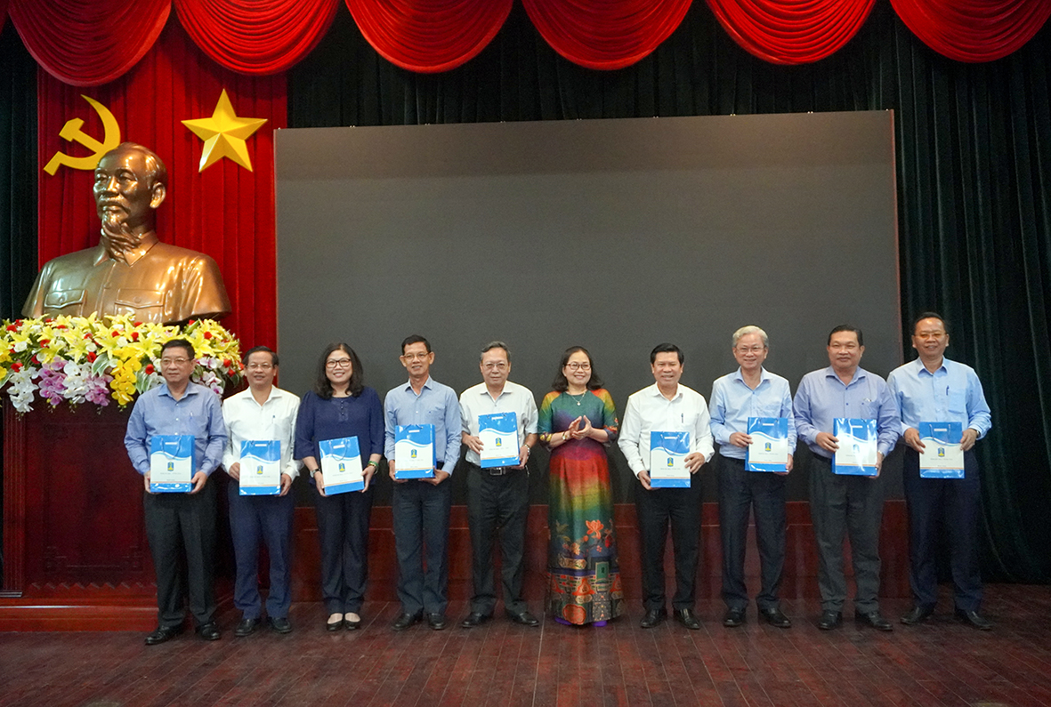 Bà Nguyễn Thị Yến, Phó Bí thư Thường trực Tỉnh ủy, Trưởng Đoàn ĐBQH tỉnh tặng quà chúc Tết các cơ quan, đơn vị.