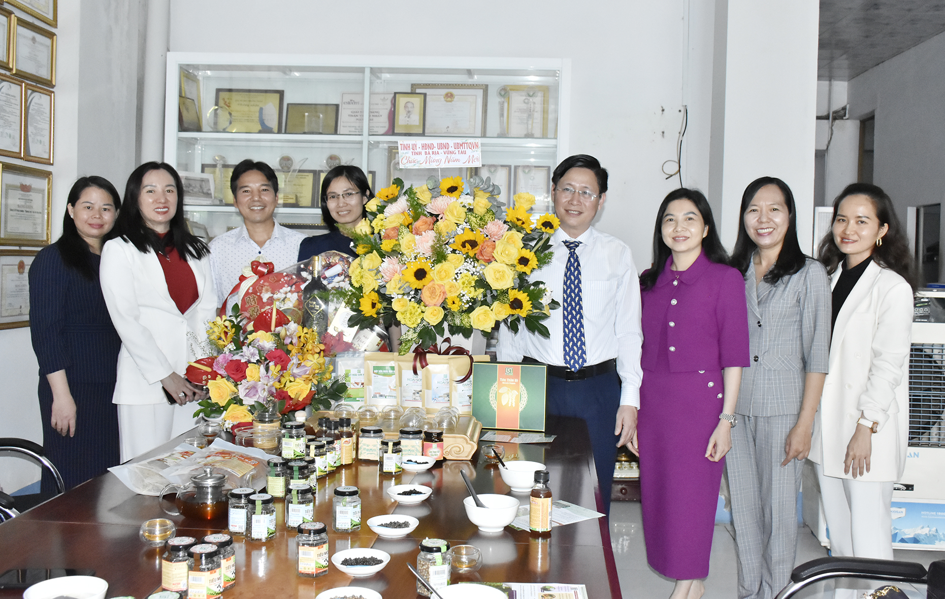 Đoàn tặng hoa và quà Tết cho đại diện Công ty CP Nông nghiệp Thương mại Du lịch Bầu Mây