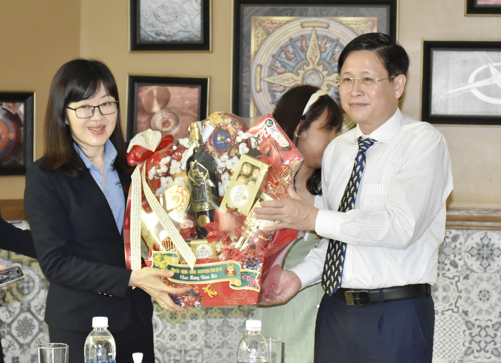 Ông Lê Ngọc Khánh, Phó Chủ tịch UBND tỉnh tặng quà Tết cho đại diện Công ty TNHH An Kim Thiện - Lan Rừng Resort Phước Hải