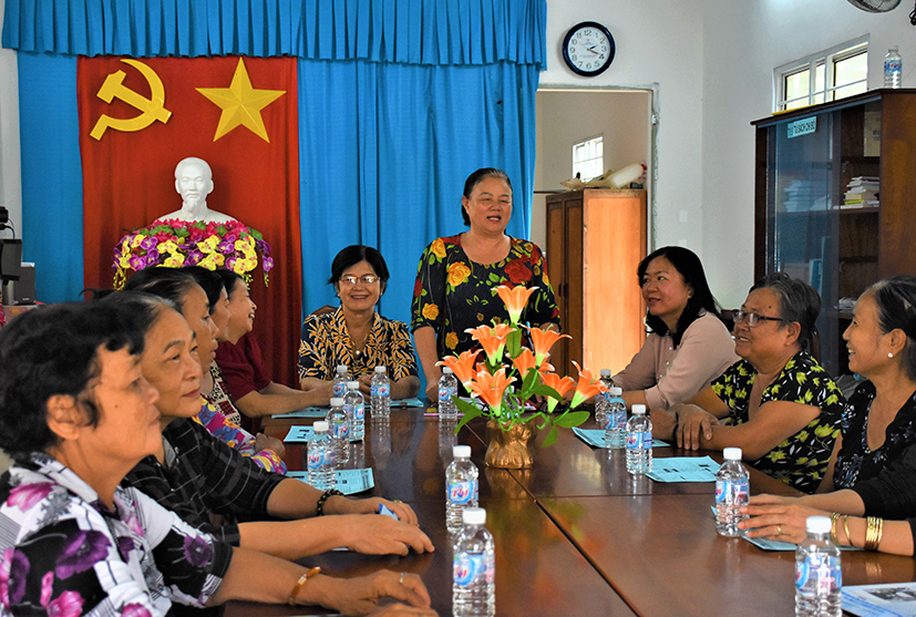 Bà Nguyễn Thị Hải Én, Chi hội phó Chi hội phụ nữ KP.Hải Hòa (đứng) cùng các hội viên trong một buổi sinh hoạt.