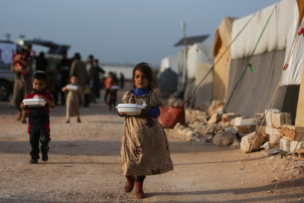 Trẻ tị nạn Syria nhận lương thực viện trợ từ một tổ chức từ thiện tại khu lều trại ở ngoại ô thị trấn Dana, phía Đông tỉnh biên giới Idlib.