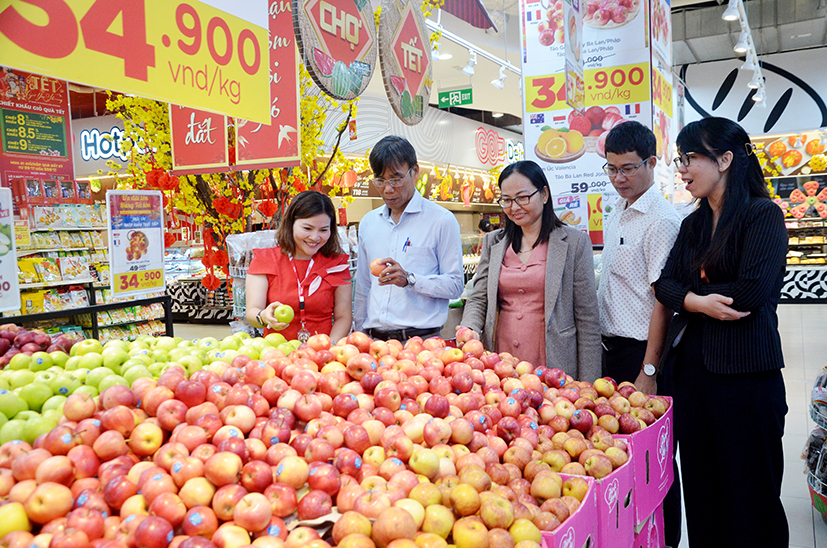 Đoàn kiểm tra Sở Công thương kiểm tra hàng hóa tết tại siêu thị GO! Bà Rịa sáng 10/1.