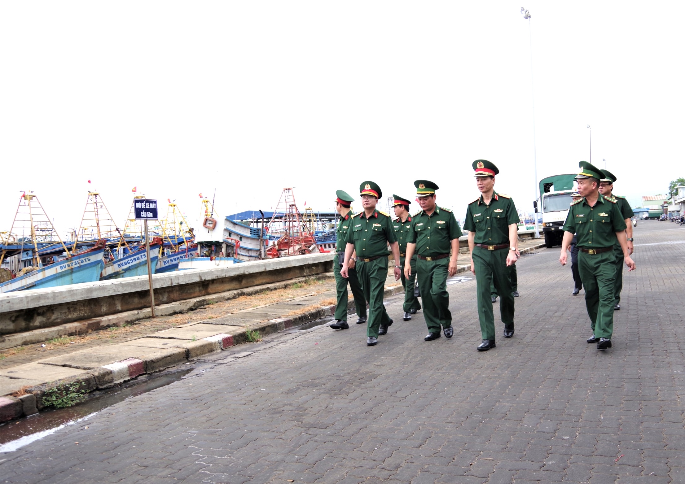 Đoàn công tác khảo sát thực tế, nắm tình hình, thực trạng lắp đặt trang, thiết bị giám sát hành trình trên tàu cá tại khu vực cảng cá Cát Lở.