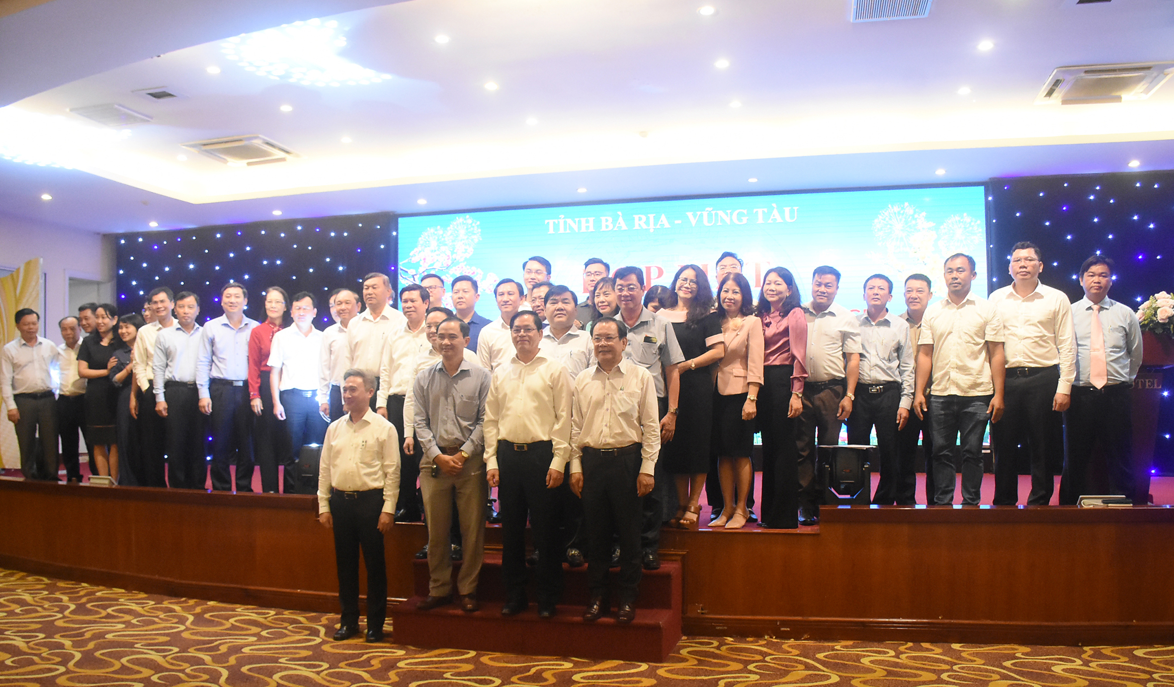 Lãnh đạo tỉnh Bà Rịa - Vũng Tàu chụp ảnh lưu niệm với các nhà báo tại buổi họp mặt.