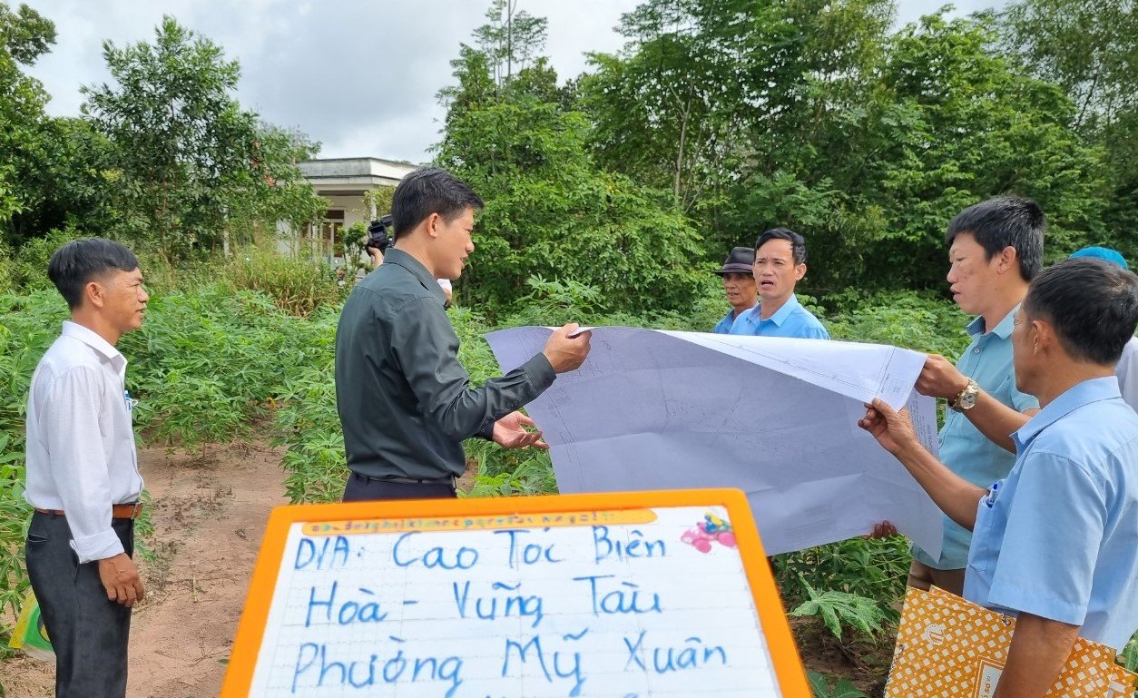 Lực lượng chức năng TX. Phú Mỹ thực hiện kiểm đếm đất đai các hộ dân trên địa bàn phường Mỹ Xuân có đất bị thu hồi để phục vụ dự án cao tốc Biên Hòa - Vũng Tàu