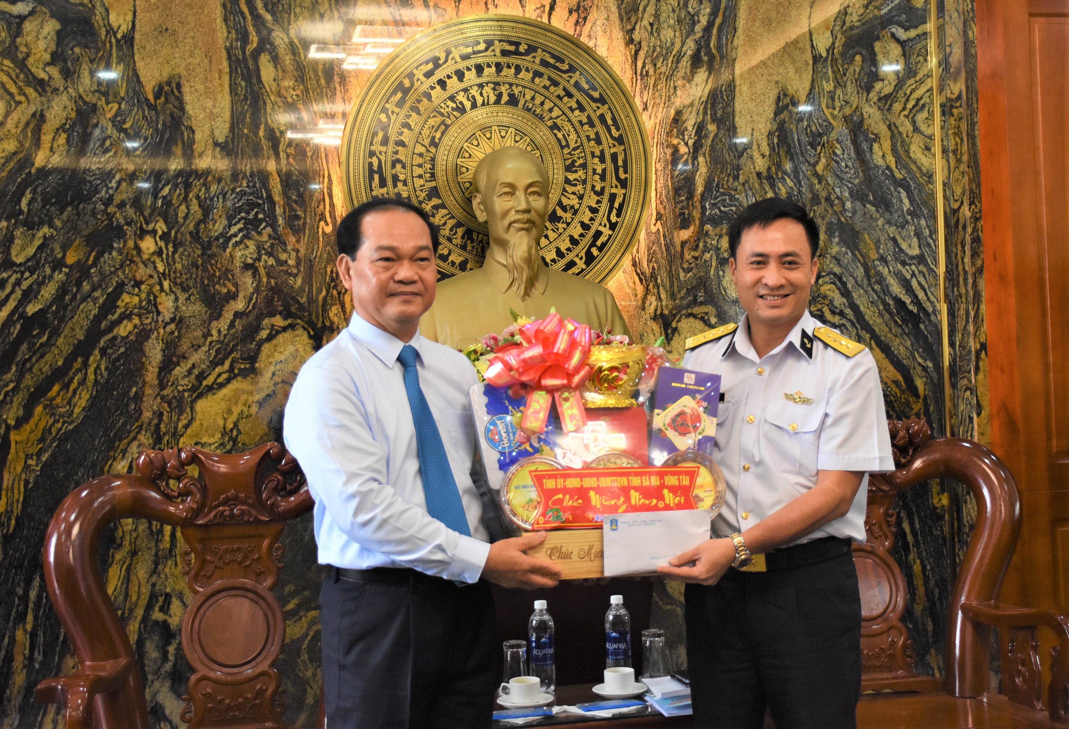 Ông Mai Ngọc Thuận, Ủy viên Ban Thường vụ Tỉnh ủy, Phó Chủ tịch Thường trực HĐND tỉnhtặng quà Tết cho Bộ Tư lệnh Vùng 2 Hải quân.