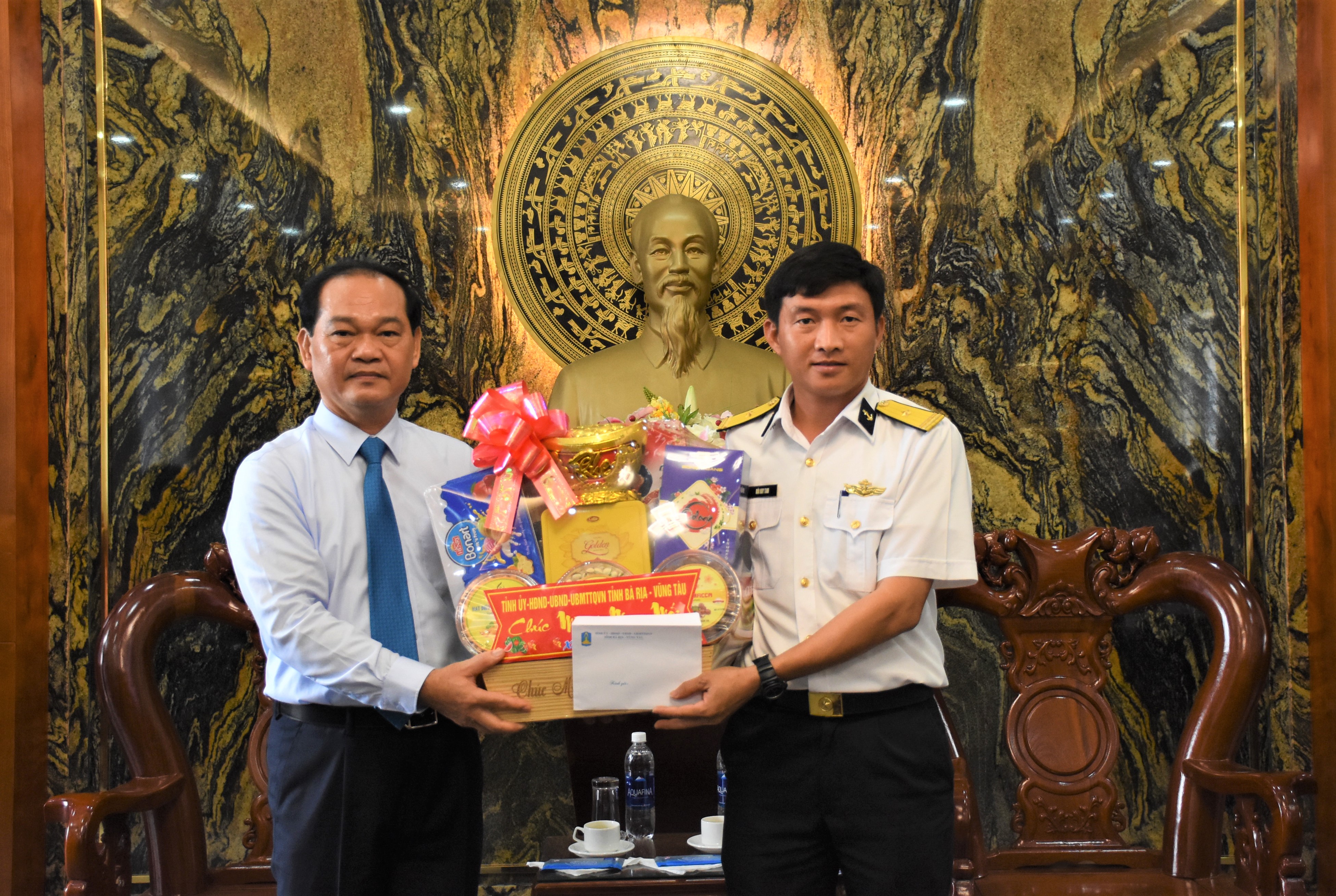 Ông Mai Ngọc Thuận, Ủy viên Ban Thường vụ Tỉnh ủy, Phó Chủ tịch Thường trực HĐND tỉnh trao quà Tết cho các đơn vị trực thuộc Vùng 2 Hải quân.