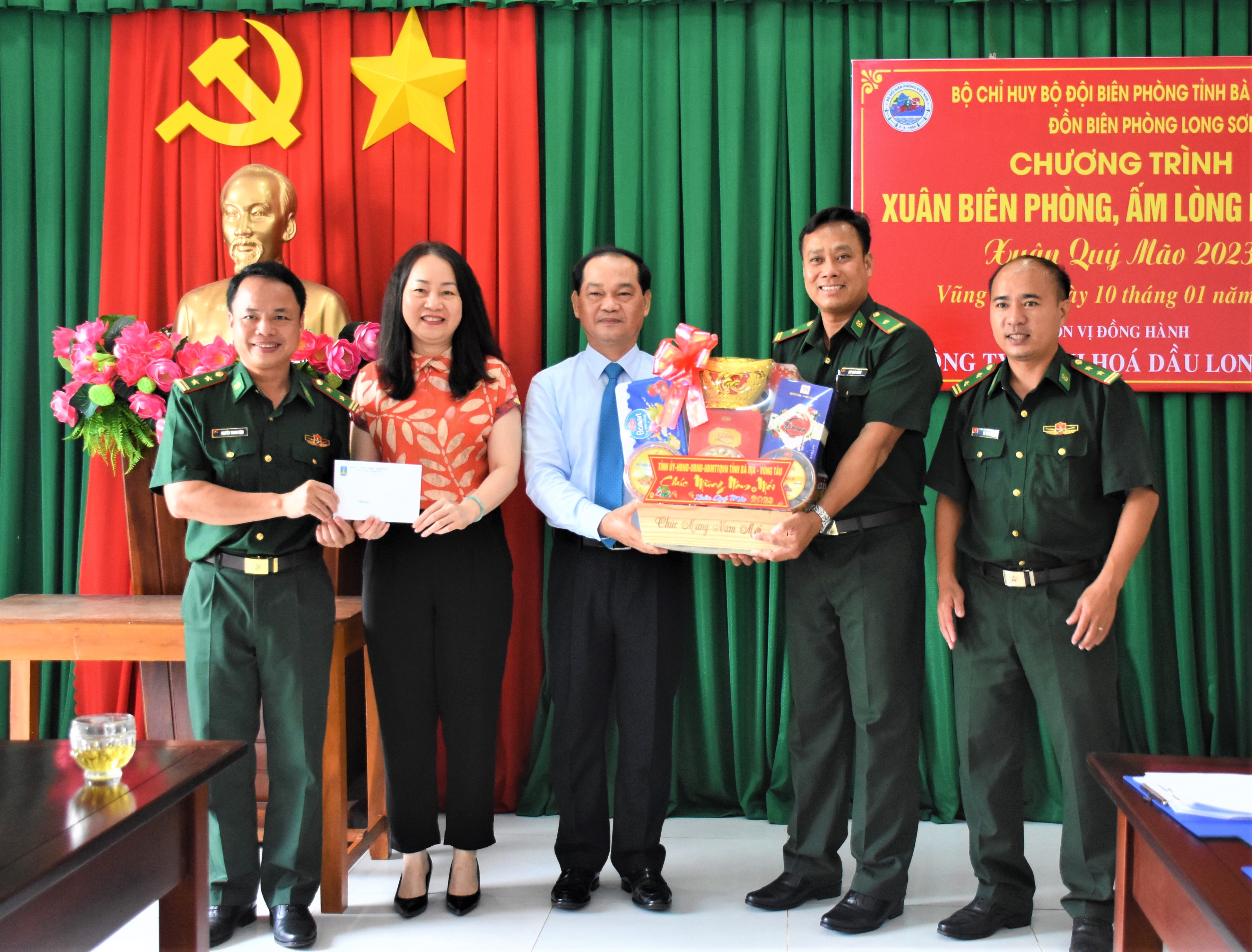 Ông Mai Ngọc Thuận, Ủy viên Ban Thường vụ Tỉnh ủy, Phó Chủ tịch Thường trực HĐND tỉnh; bà Trần Thị Ngọc Châu, Giám đốc Sở GD-ĐT trao quà Tết cho Đồn Biên phòng 526 Long Sơn.