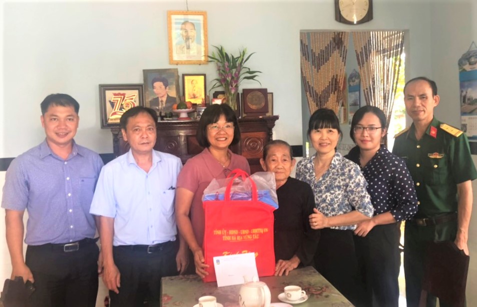 Đoàn do bà Trần Thị Kim Phụng, Tỉnh ủy viên, Phó Giám đốc Công an tỉnh làm Trưởng đoàn thăm, tặng quà Tết Mẹ Việt Nam Anh Hùng La Thị Biên xã Nghĩa Thành, huyện Châu Đức).