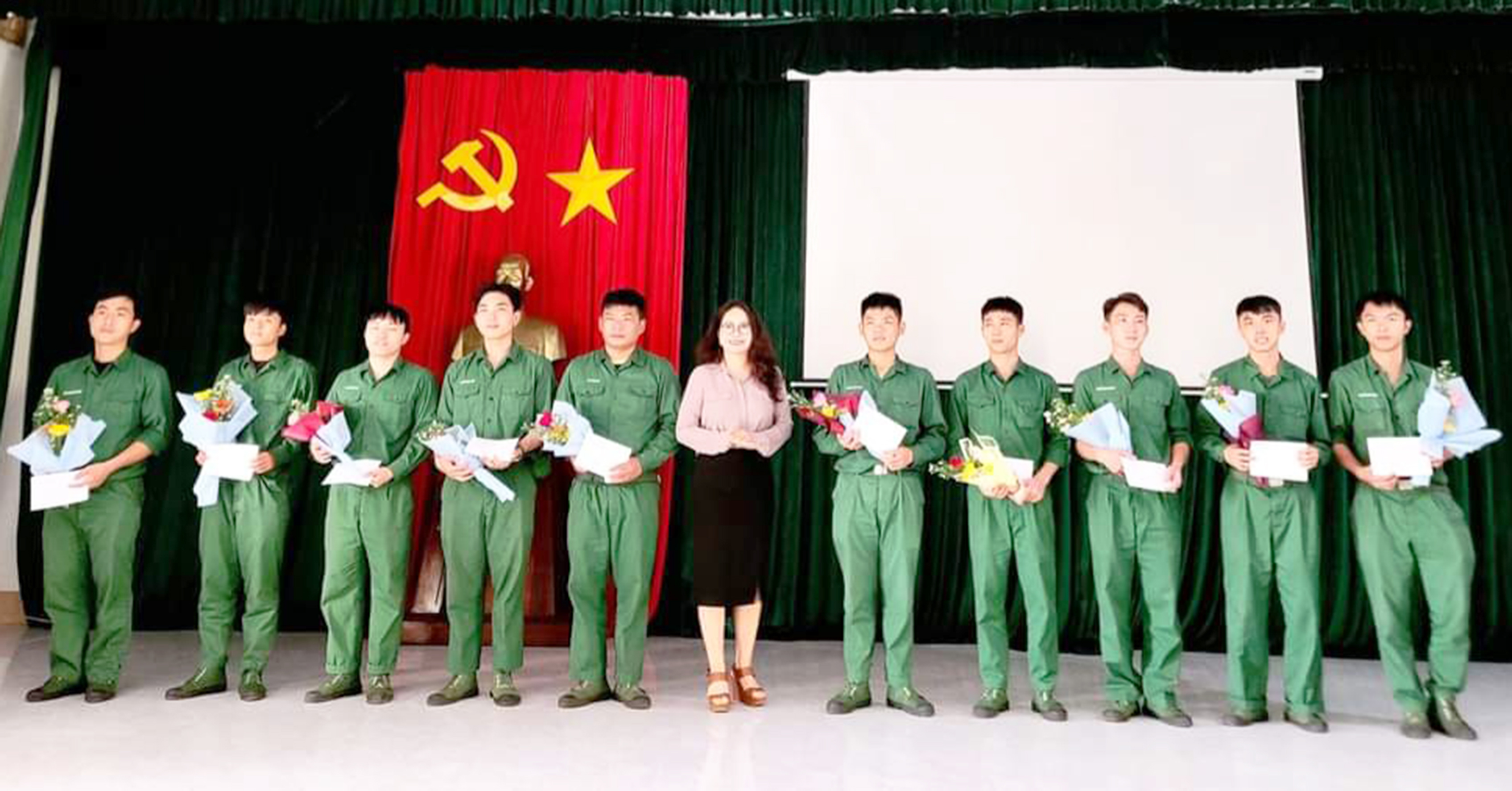 Bà Lê Thị Trang Đài, Chủ tịch UBND huyện Xuyên Mộc tặng quà cho các quân nhân xuất ngũ trở về địa phương