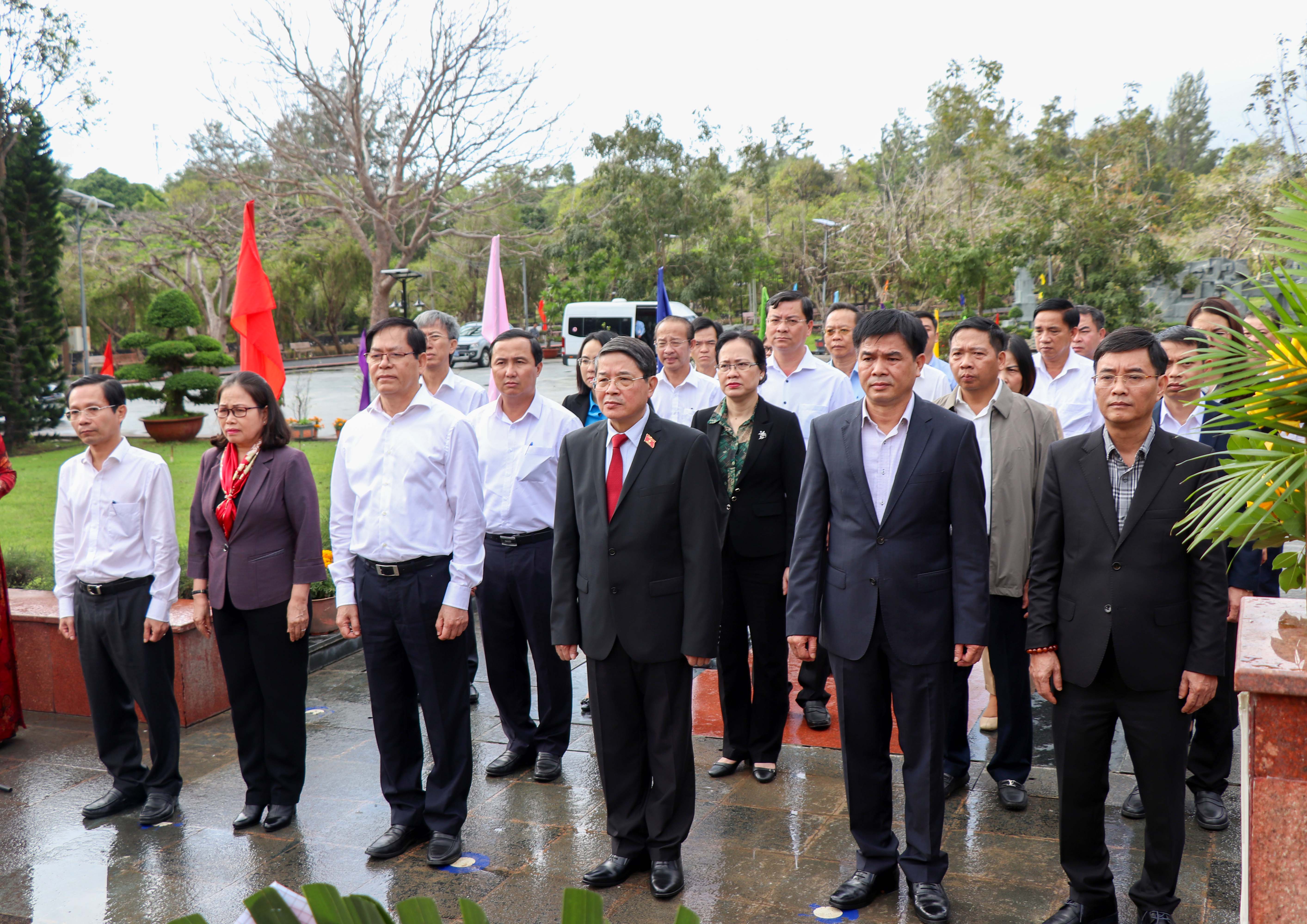 Các đại biểu dành phút mặc niệm tưởng nhớ các Anh hùng Liệt sĩ tại Nghĩa trang Hàng Keo.