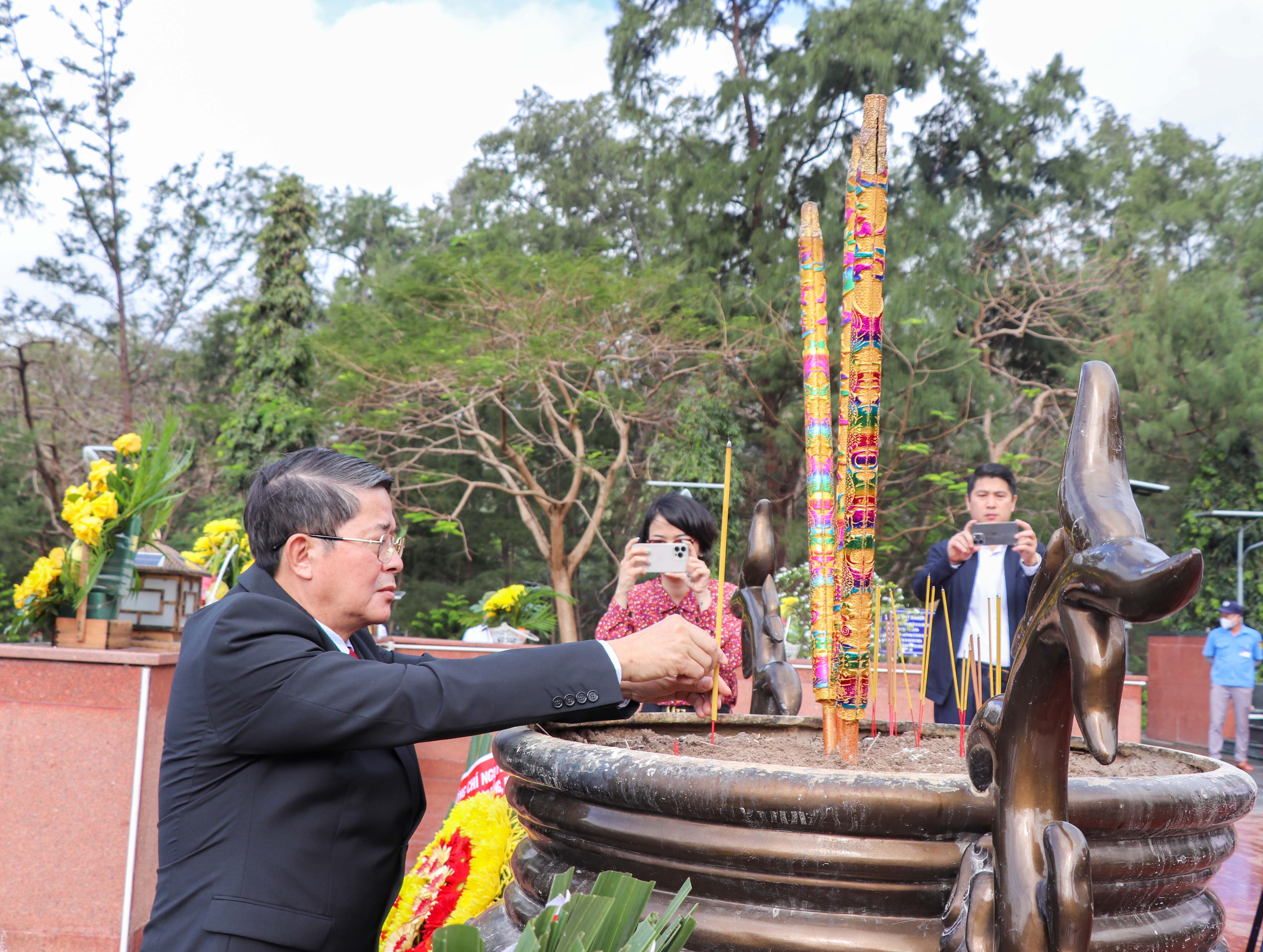 Ông Nguyễn Đức Hải, Phó Chủ tịch Quốc hội dâng hương tại Nghĩa trang Hàng Dương.