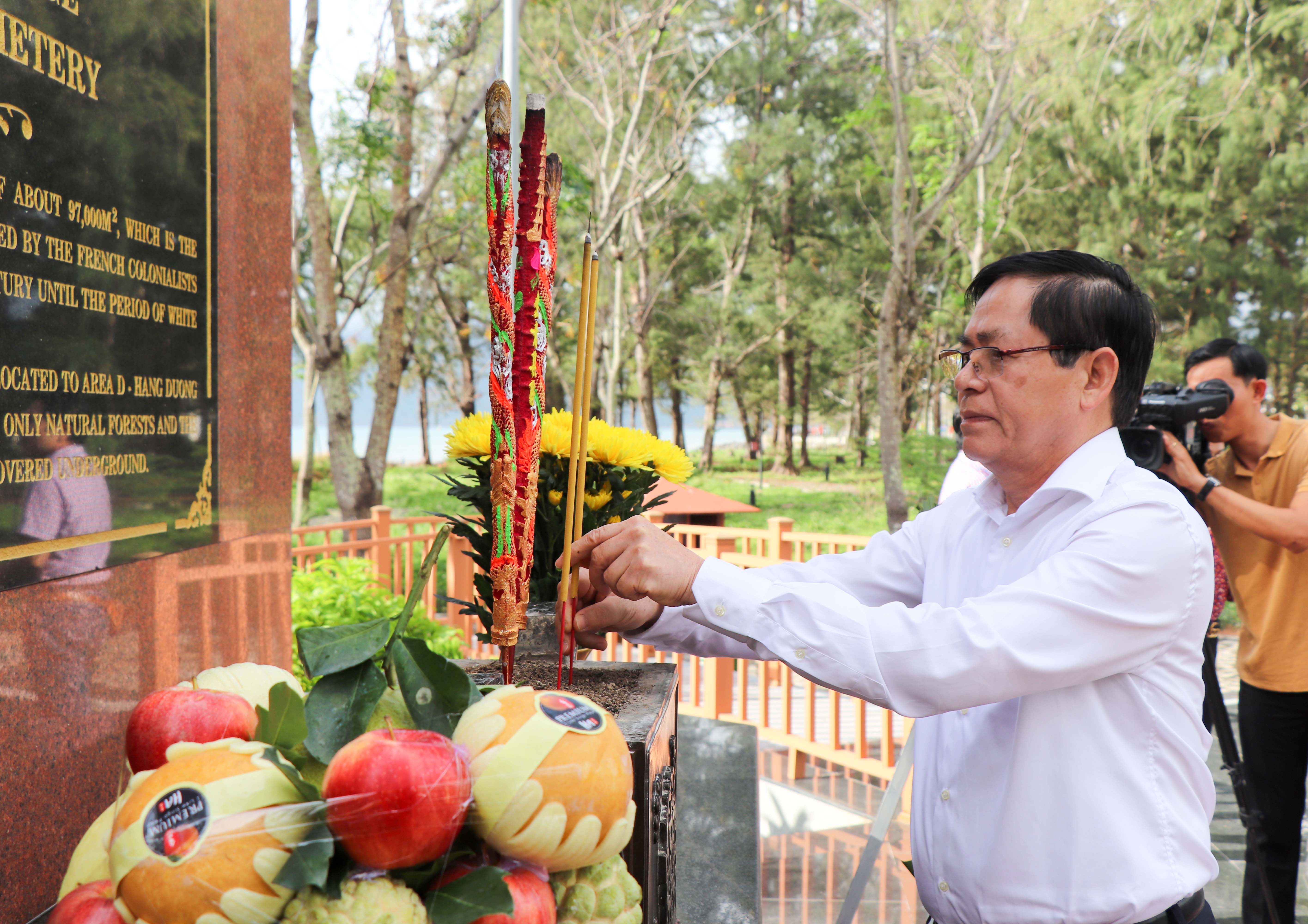 Ông Phạm Viết Thanh, Uỷ viên Trung ương Đảng, Bí thư Tỉnh uỷ, Chủ tịch HĐND tỉnh dâng hương tại Nghĩa trang Hàng Keo.
