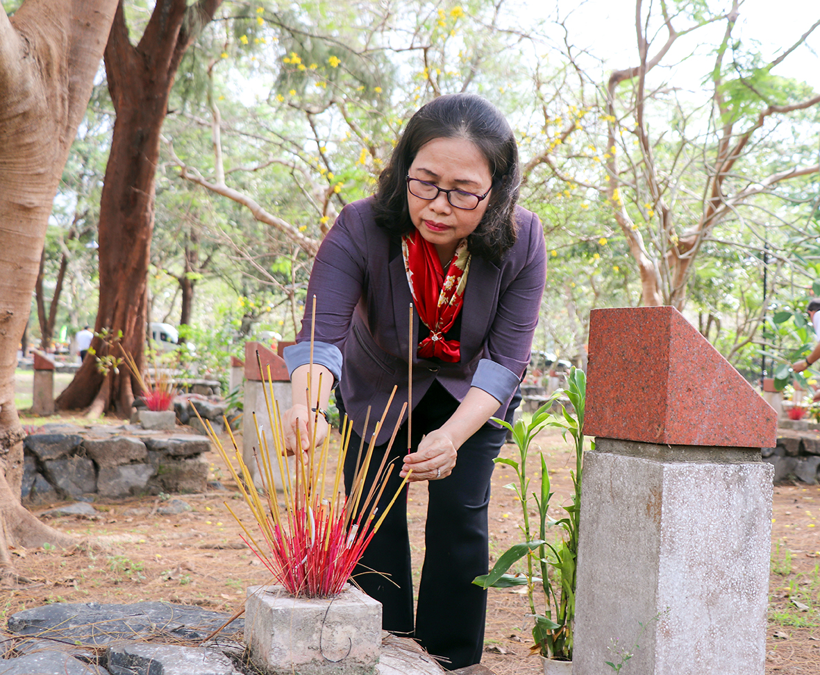 Bà Nguyễn Thị Yến, Phó Bí thư Thường trực Tỉnh uỷ, Trưởng Đoàn ĐBQH tỉnh dâng hương tại phần mộ Liệt sĩ tại Nghĩa trang Hàng Dương.
