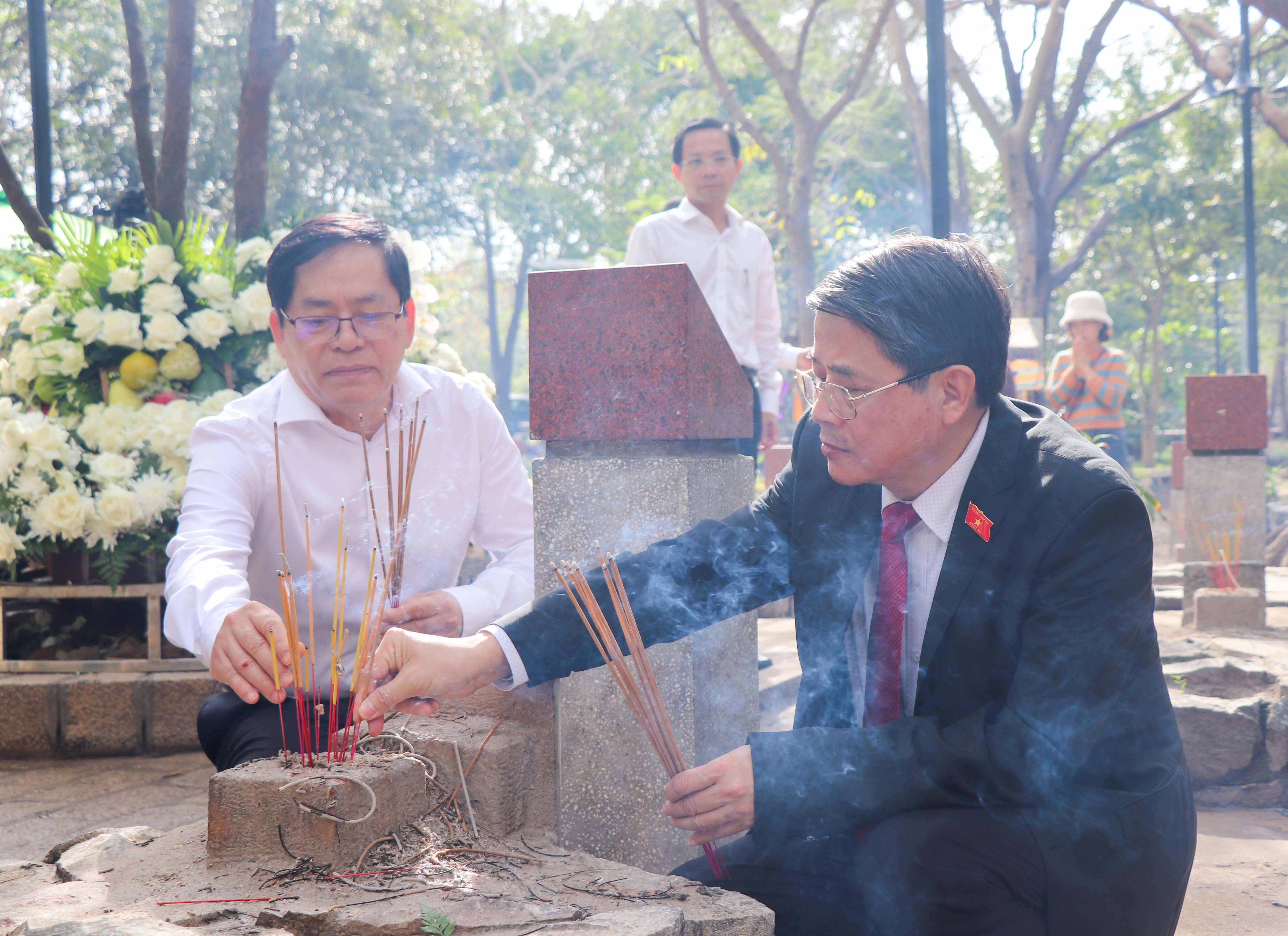 Các ông Nguyễn Đức Hải, Uỷ viên Trung ương Đảng, Phó Chủ tịch Quốc hội; Phạm Viết Thanh, Uỷ viên Trung ương Đảng, Bí thư Tỉnh uỷ, Chủ tịch HĐND tỉnh dâng hương trước phần mộ các Liệt sĩ tại Nghĩa trang Hàng Dương.