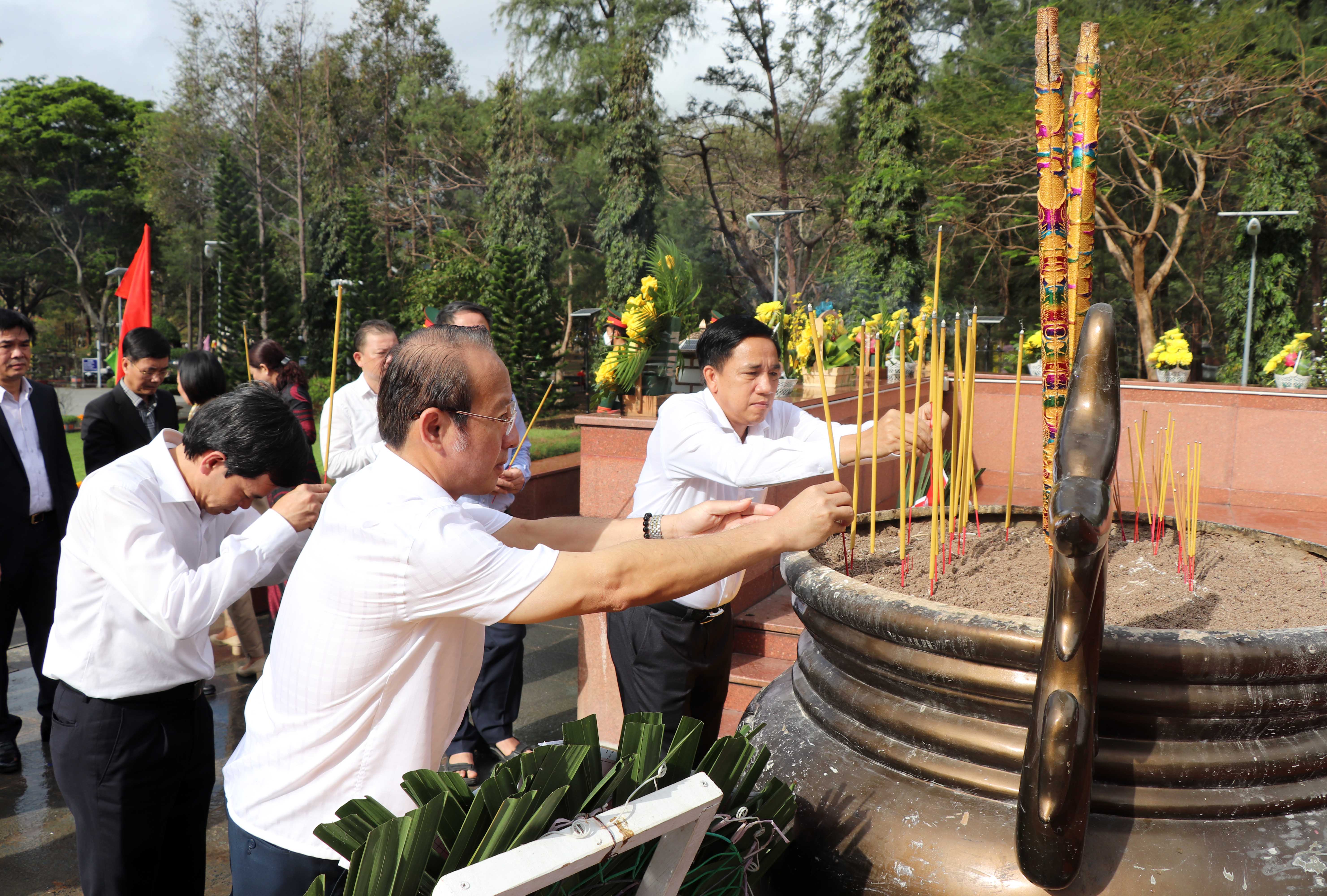 Lãnh đạo tỉnh dâng hương tại Nghĩa trang Hàng Dương.