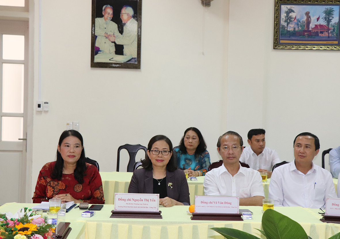 Các thành viên Đoàn công tác và lãnh đạo tỉnh tham dự buổi thăm, chúc Tết.