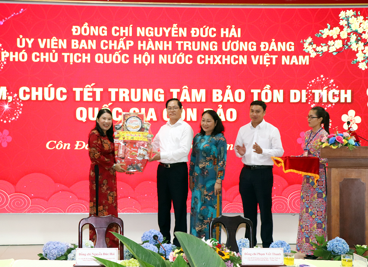 Ông Phạm Viết Thanh, Uỷ viên Trung ương Đảng, Bí thư Tỉnh uỷ, Chủ tịch HĐND tỉnh tặng quà chúc mừng năm mới Trung tâm Bảo tồn di tích quốc gia Côn Đảo.